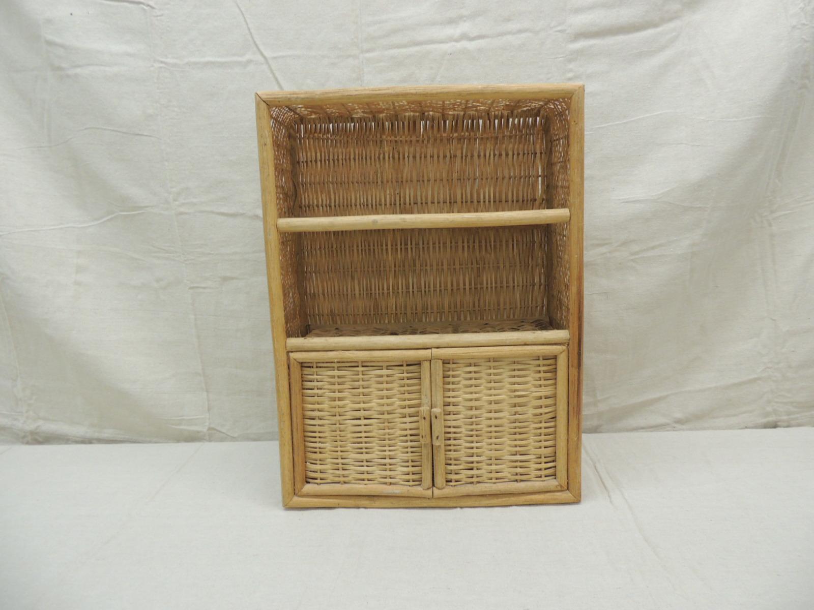 Vintage bamboo and rattan wall shelves with 2 front doors
Last shelf has a couple of hinged doors. Ideal as a medicine cabinet, altar or mini cabinet de curiosités. Two hanging hooks made of rattan and finished in all sides. Perfect for your new