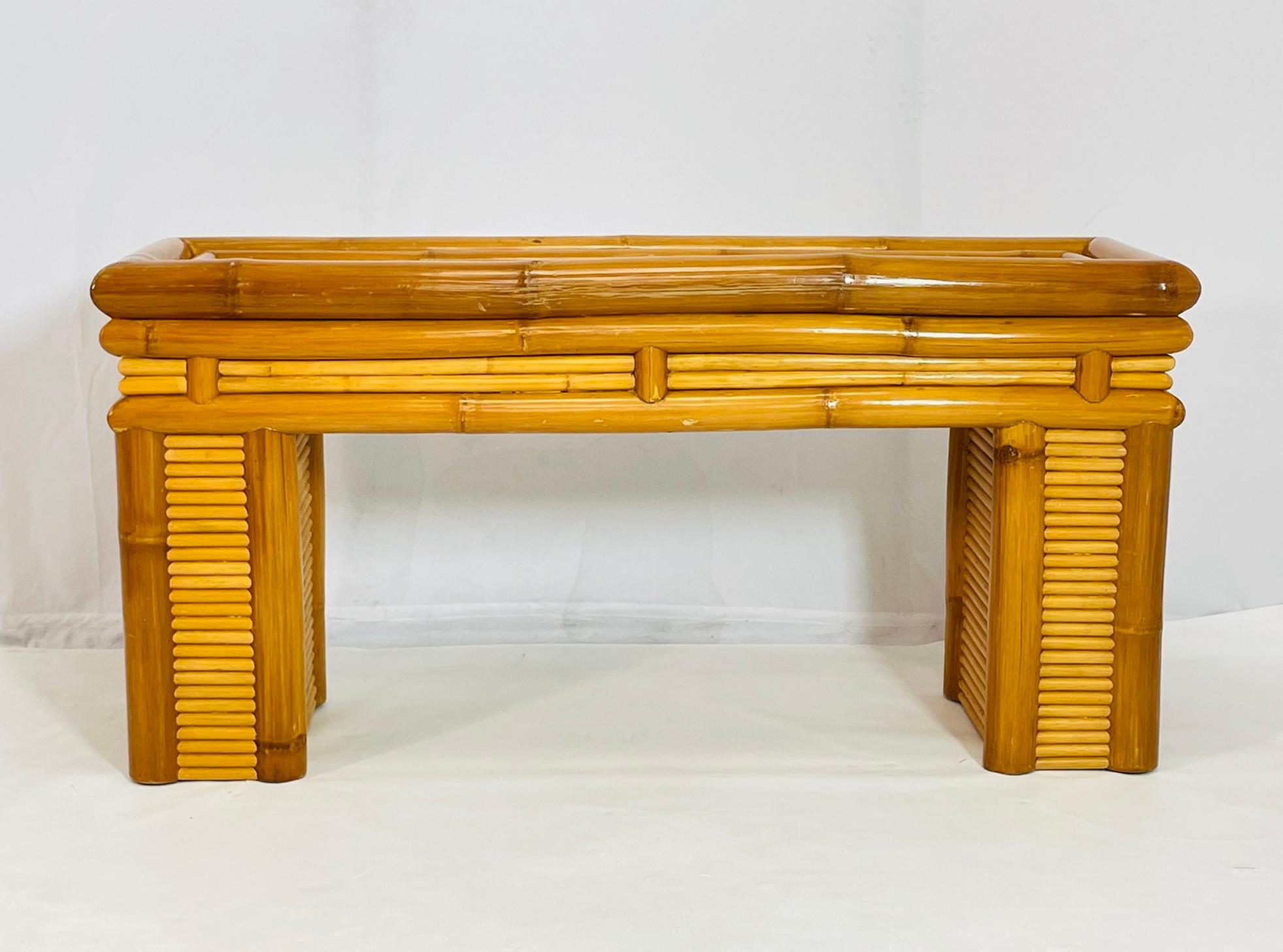 Verschönern Sie Ihren Wohnraum mit diesem exquisiten Konsolentisch aus Bambus und gespaltenem Rattan im Vintage-Stil von den Philippinen, der aus den 1970er Jahren stammt.

Dieses mit viel Liebe zum Detail und fachmännischer Handwerkskunst