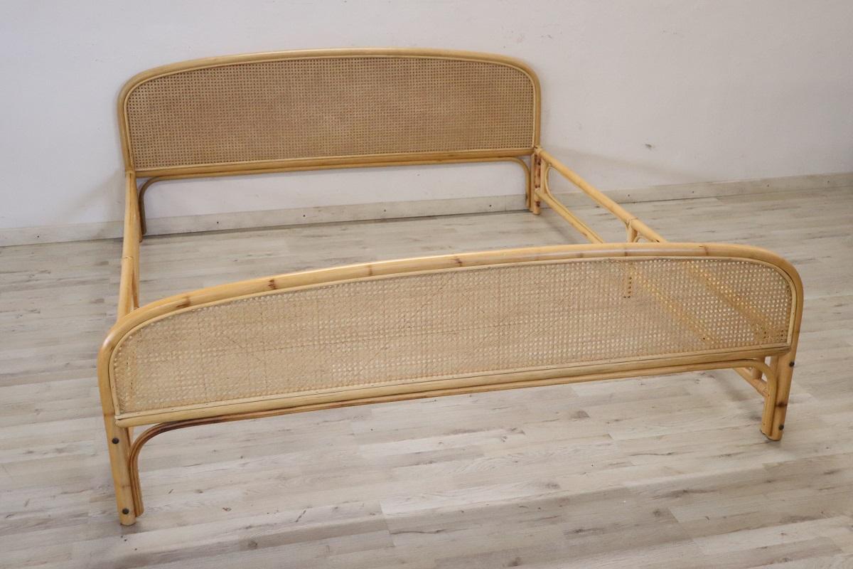 This vintage double bed from the 1980s showcases a beautiful blend of materials, featuring a sturdy solid bamboo wood structure complemented by a headboard and footboard crafted from elegant Vienna straw. This thoughtfully designed combination not