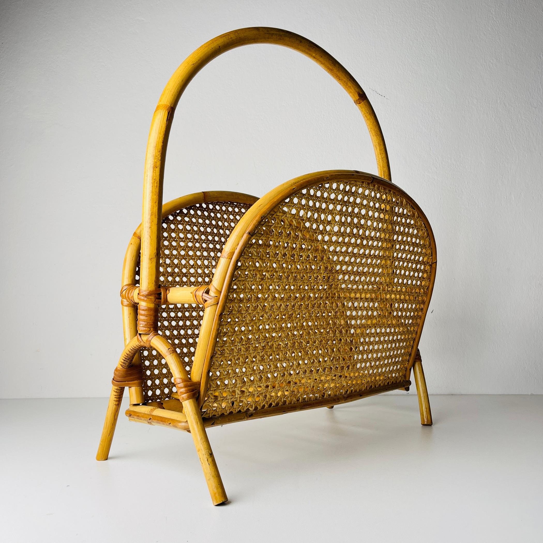Vintage bamboo and Vienna straw magazine rack, Italy 1960s For Sale 4