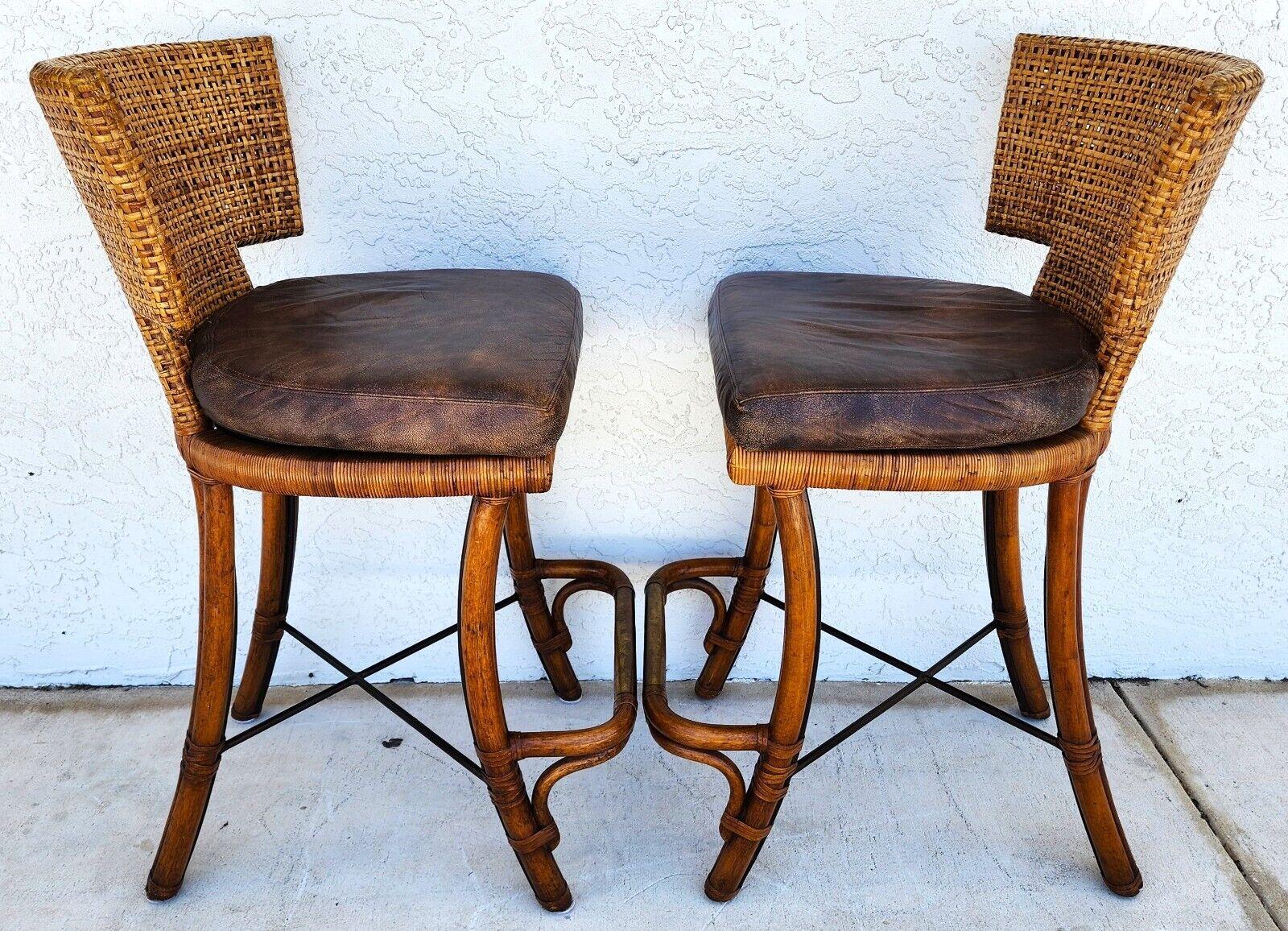 Para ver la descripción COMPLETA del artículo, haga clic en CONTINUAR LEYENDO en la parte inferior de esta página.

Ofreciendo una de nuestras recientes adquisiciones de muebles finos de Palm Beach Estate de un 
Pareja de taburetes de bar Vintage