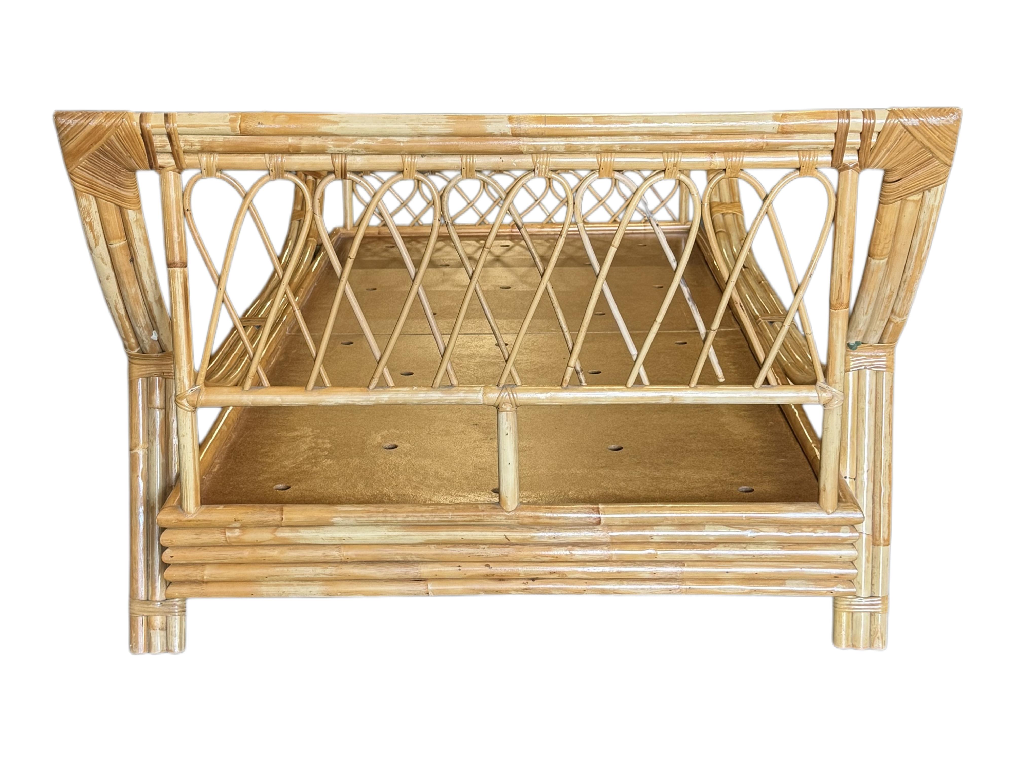 Esta cama vintage de bambú presenta un cabecero y un piecero suavemente arqueados, cada uno adornado con un diseño de celosía abierta que resalta la calidez natural del material. Las líneas fluidas del armazón y su robusta construcción proporcionan