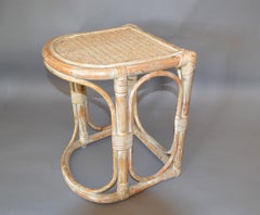 Vieille table d'appoint en bambou et canne lavé blanc:: table d'extrémité