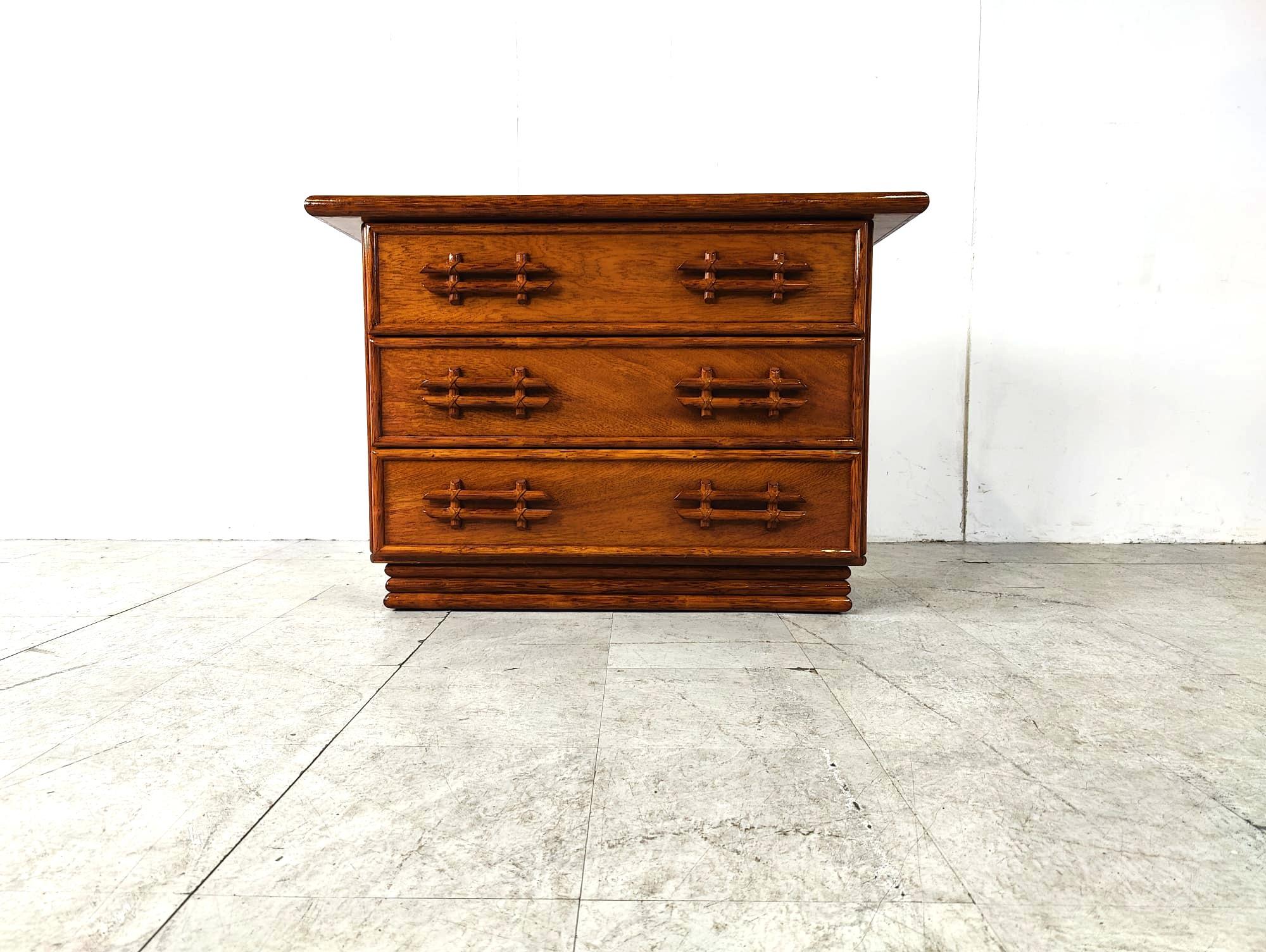 Elegante cassettiera in legno e bambù con 3 grandi cassetti.

Prodotto da Maugrion, fornisce mobili in rattan e bambù di qualità e viene venduto in negozi di arredamento di alto livello come Roche Bobois.

Colore stupendo e manici deliziosi.

Buono