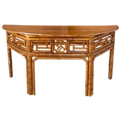 Table basse vintage en bambou de forme demi-lune, avec un élégant motif ajouré