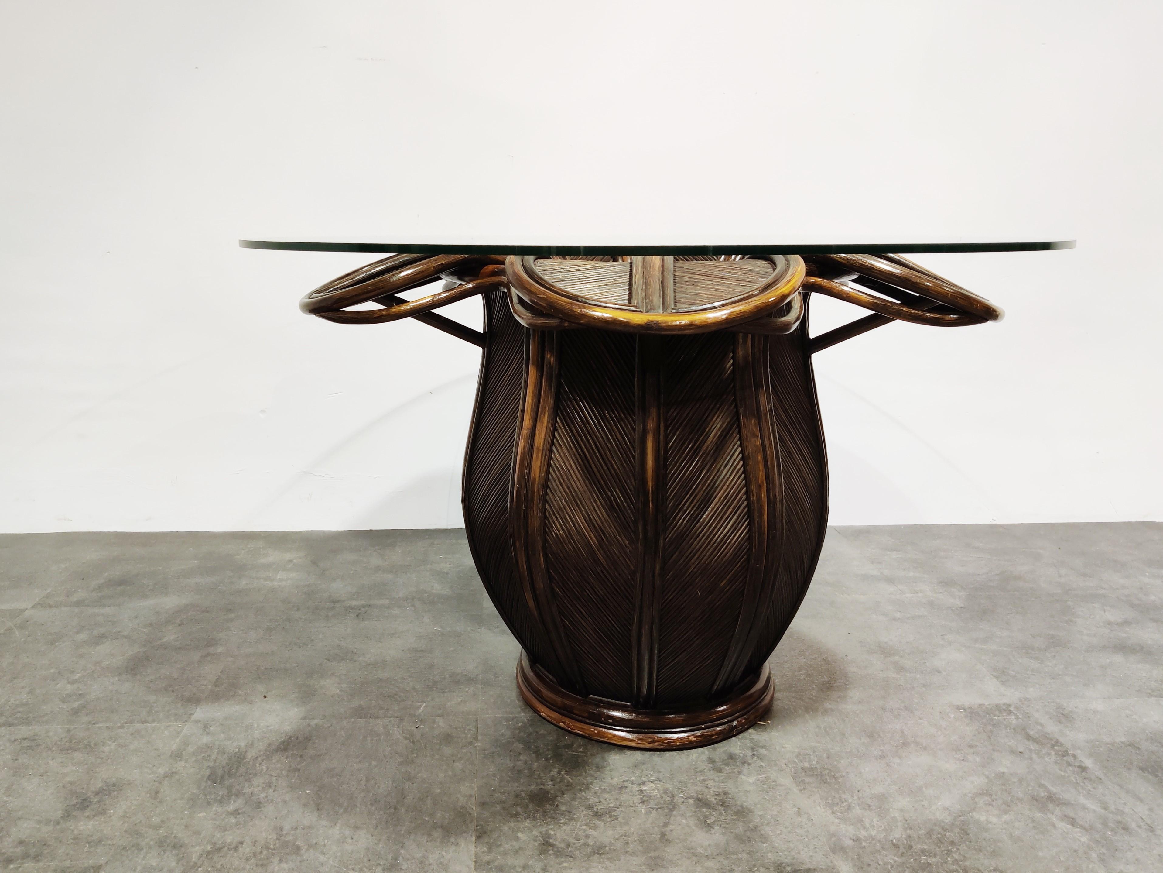 Tavolo da pranzo vintage a forma di fiore di bambù con piano in vetro trasparente.

In ottima forma.

Può essere utilizzato anche all'esterno,

Anni '70, Francia

Buono stato

Dimensioni:

Altezza 78cm/30.70