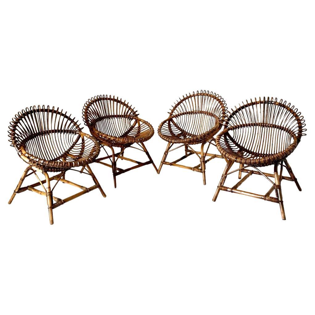 Set di quattro sedie a uovo in bambù disegnate da Franco Albini negli anni '60. 
Struttura in bambù e rattan dalle forme meravigliose. Le sedie sono state completamente restaurate come segue:
La struttura è stata rafforzata e riparata dove