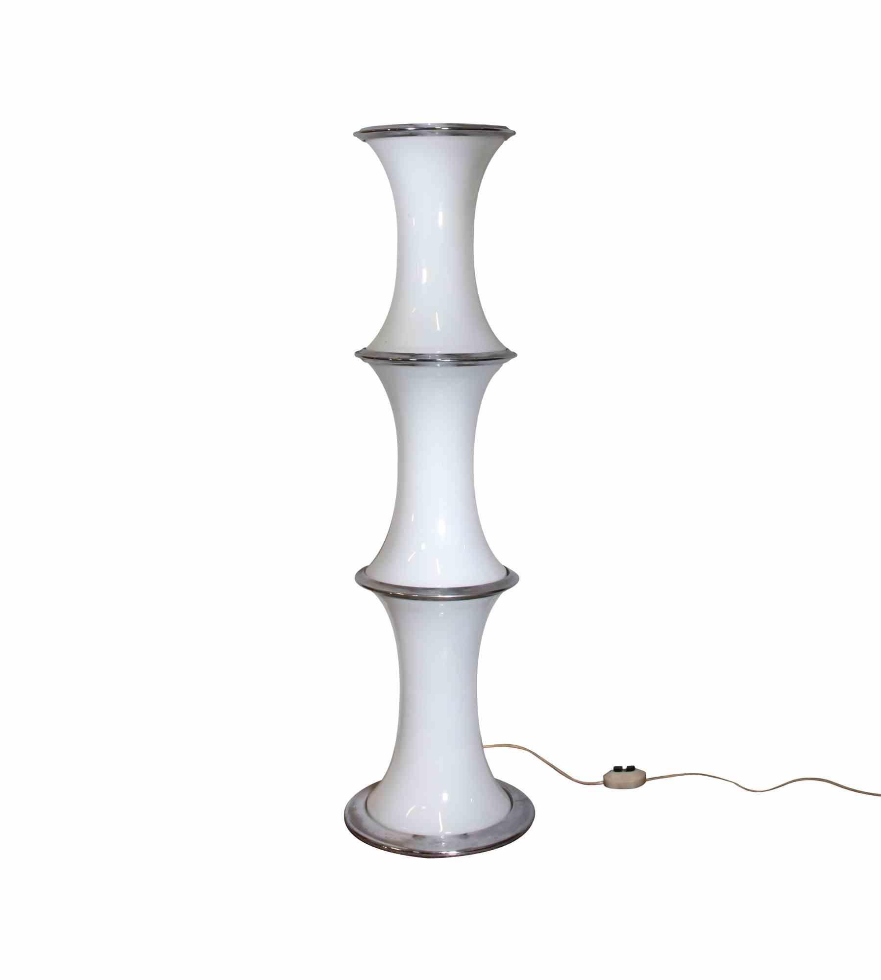Bamboo floor lamp is an original design lampd designed by Enrico Tronconi for Vistosi in the 1970s

It is made with chromed metal rings and the lampshades are in glass. Rare 4 lampshades specimen.

The lamp is made up of single modules that can
