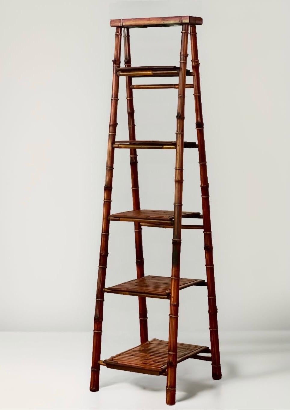 Schlanke und hohe Etagere aus Bambus im Leiterstil mit sechs abgestuften Böden.

Dieser elegante und vielseitige Ständer eignet sich hervorragend, um Ihrem Interieur einen Hauch des begehrten Bambus zu verleihen. Seine schlanke Form nimmt wenig