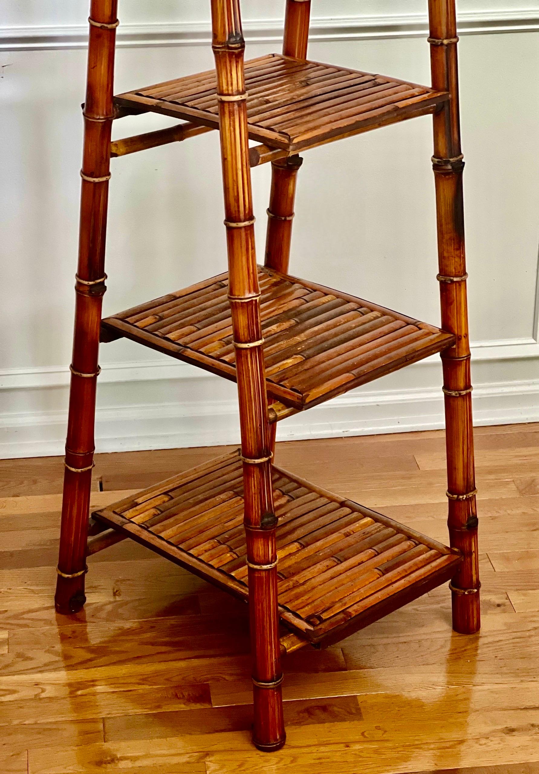 Vintage Bamboo Tall Ladder Style Etagere Display Stand (Bambus) im Angebot