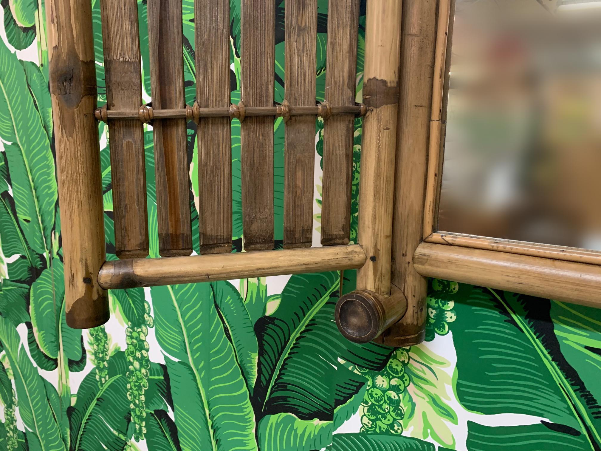 Vieille commode ou miroir de courtoisie pliant en bambou Bon état - En vente à Jacksonville, FL