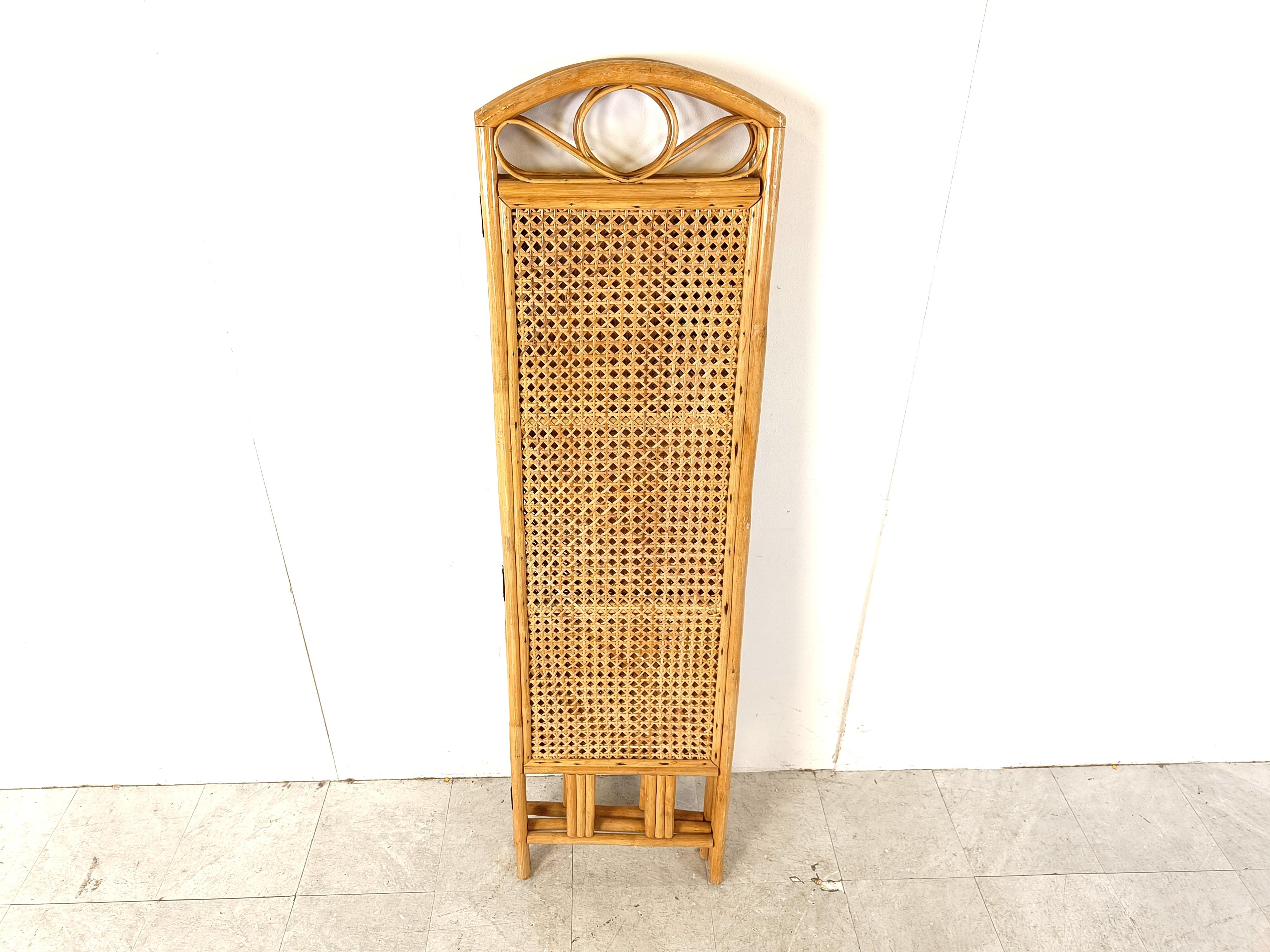 Bentwood paravent or room divider with woven cane panels.

3 screen folding paravent.

Good condition

1970s 

Height: 180cm
