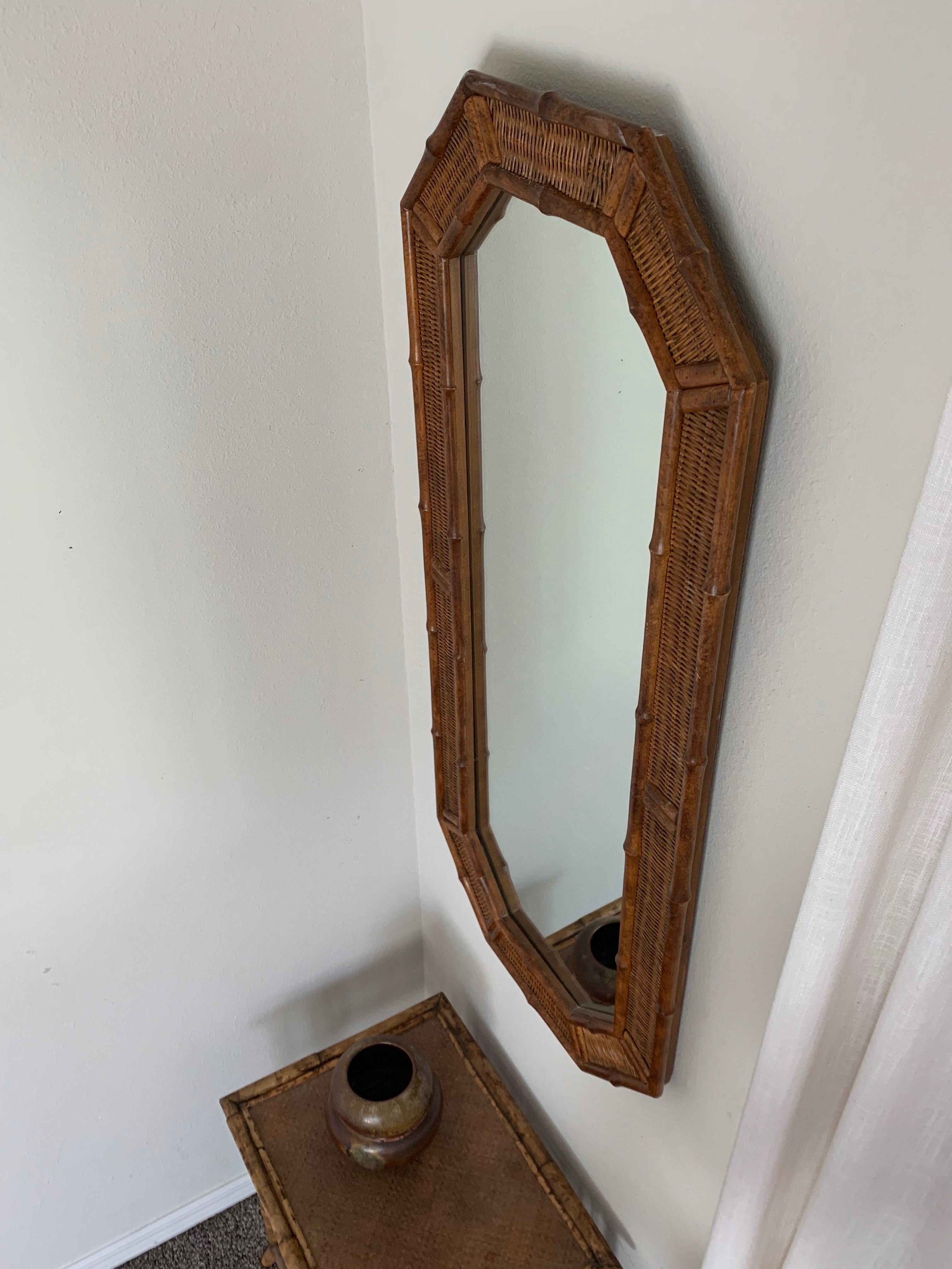 Tissé à la main par des artisans qualifiés, le miroir a un caractère et une texture uniques. La forme géométrique octogonale est obtenue par le tressage de fines bandes de rotin contrastées par des morceaux de bambou plus épais. Peut être utilisé