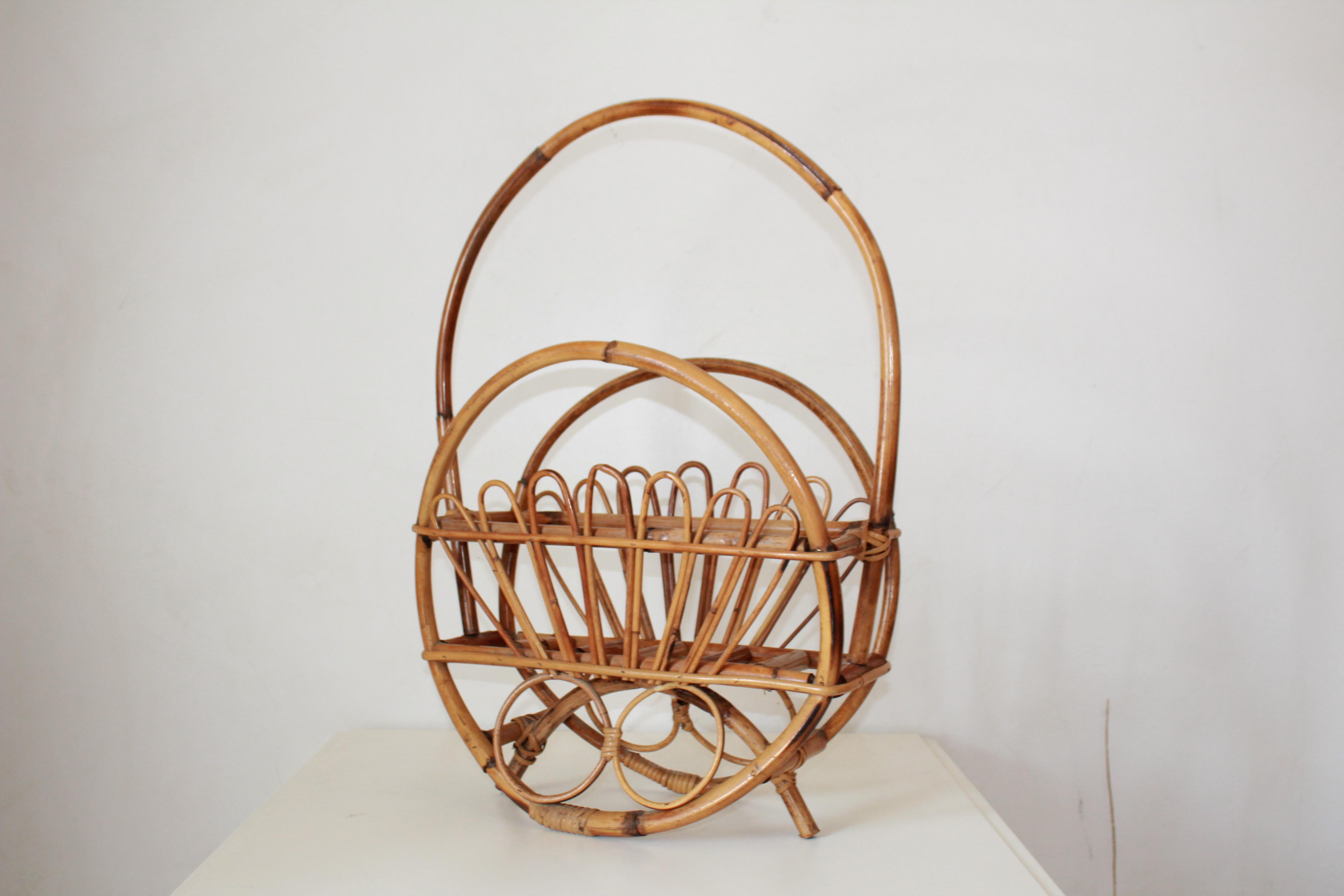 VIntage round magazine rack. Handmade item Produced in Italy in the 1960's.
Beautiful round shaped large bamboo and rattan magazine rack with a bamboo circular handle to hold it. In very good conditions with only few signs fo time.

Size: 
Height:
