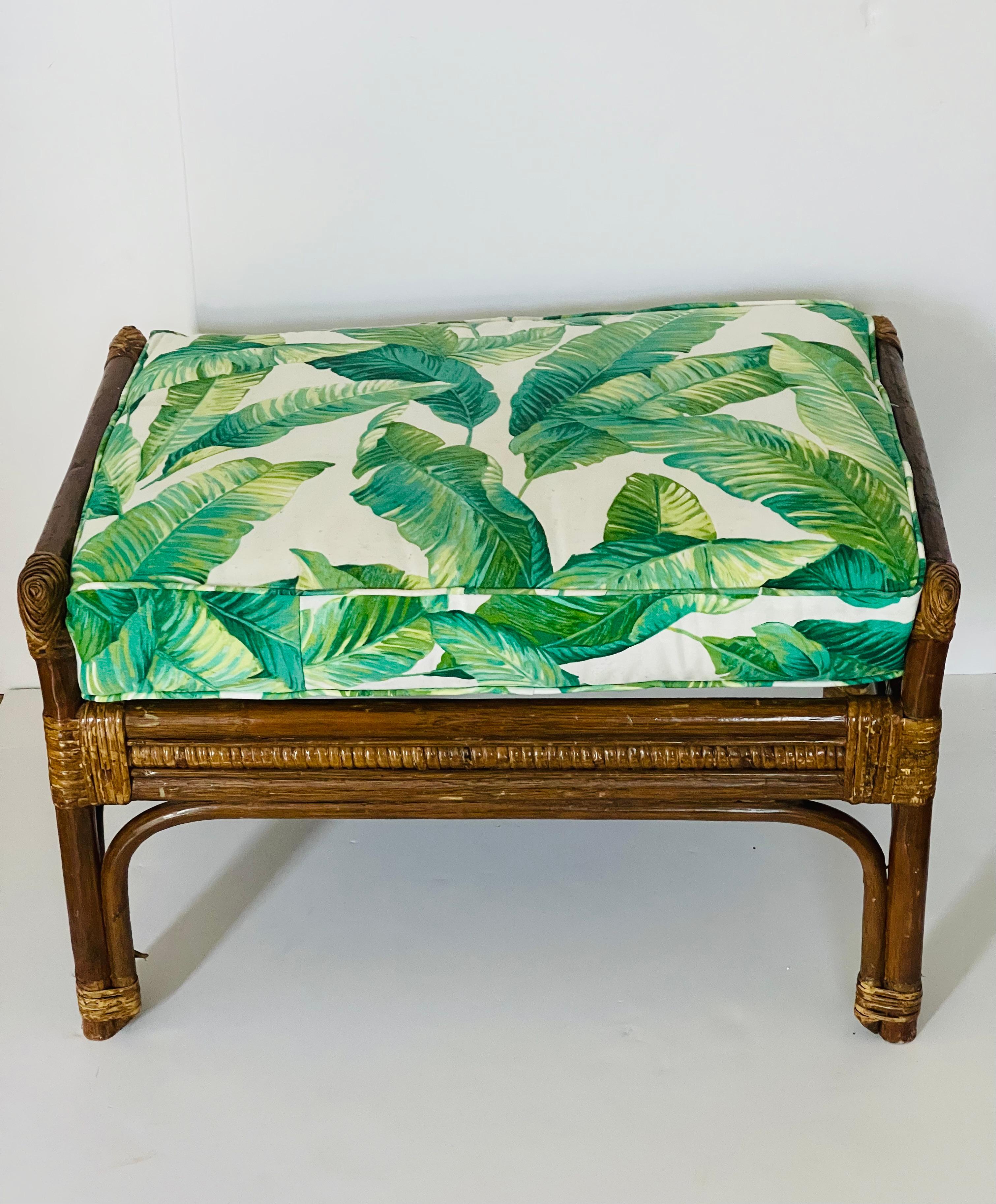 Otomana de bambú moderna de mediados de siglo con tapicería personalizada de hojas de plátano.
Gran diseño tropical.