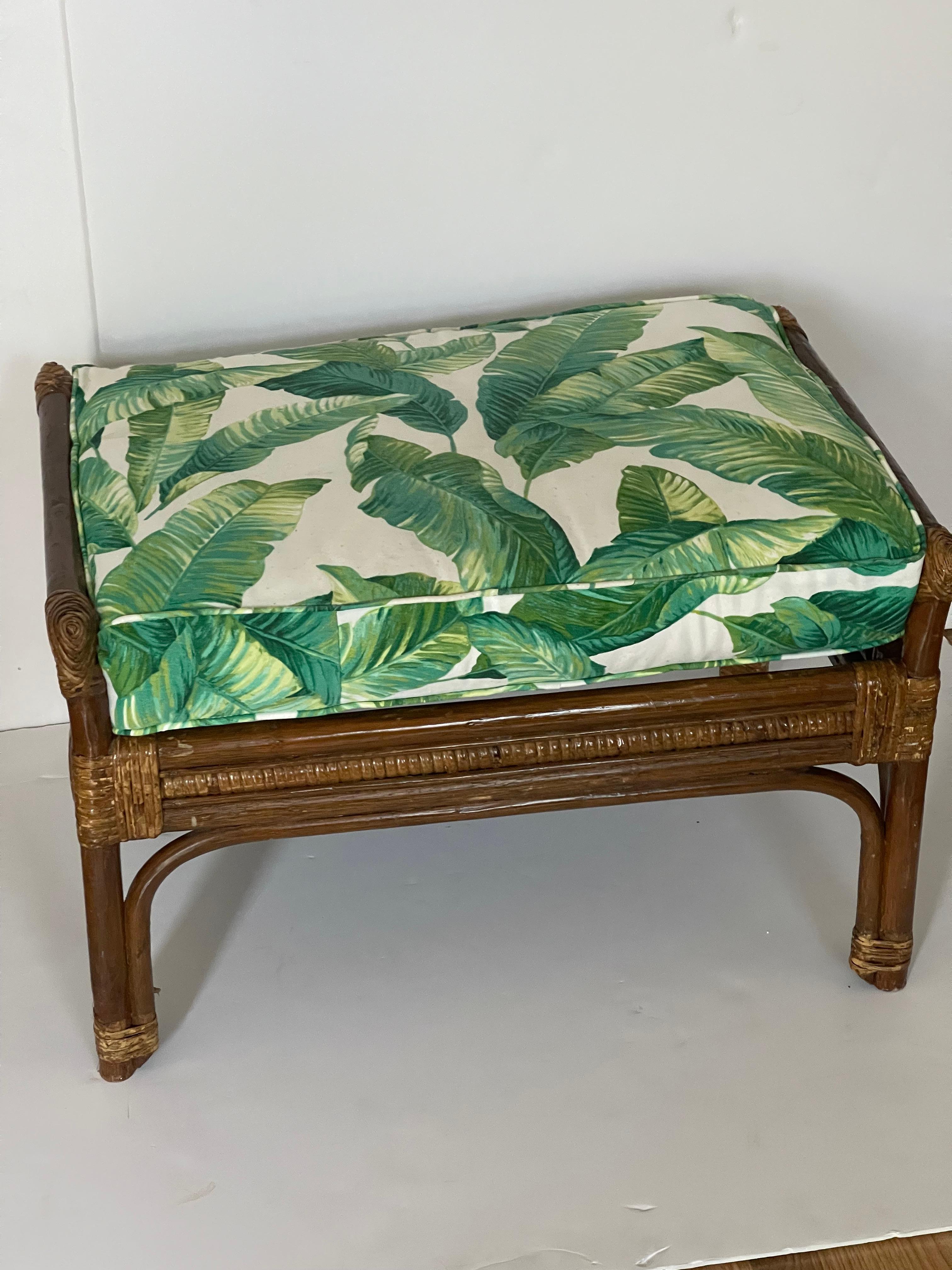 Otomana Vintage de Bambú con Tapizado de Hojas de Plátano Moderno orgánico en venta