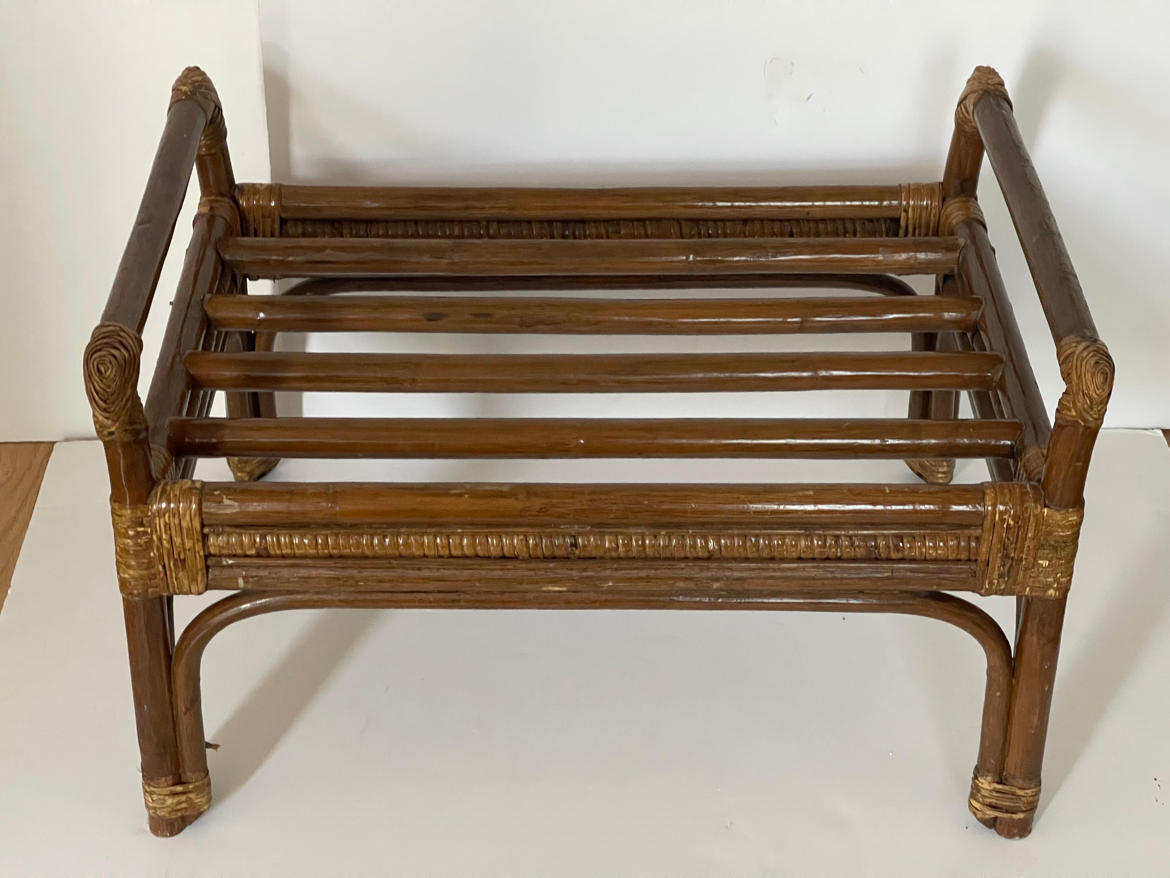 Otomana Vintage de Bambú con Tapizado de Hojas de Plátano mediados del siglo XX en venta