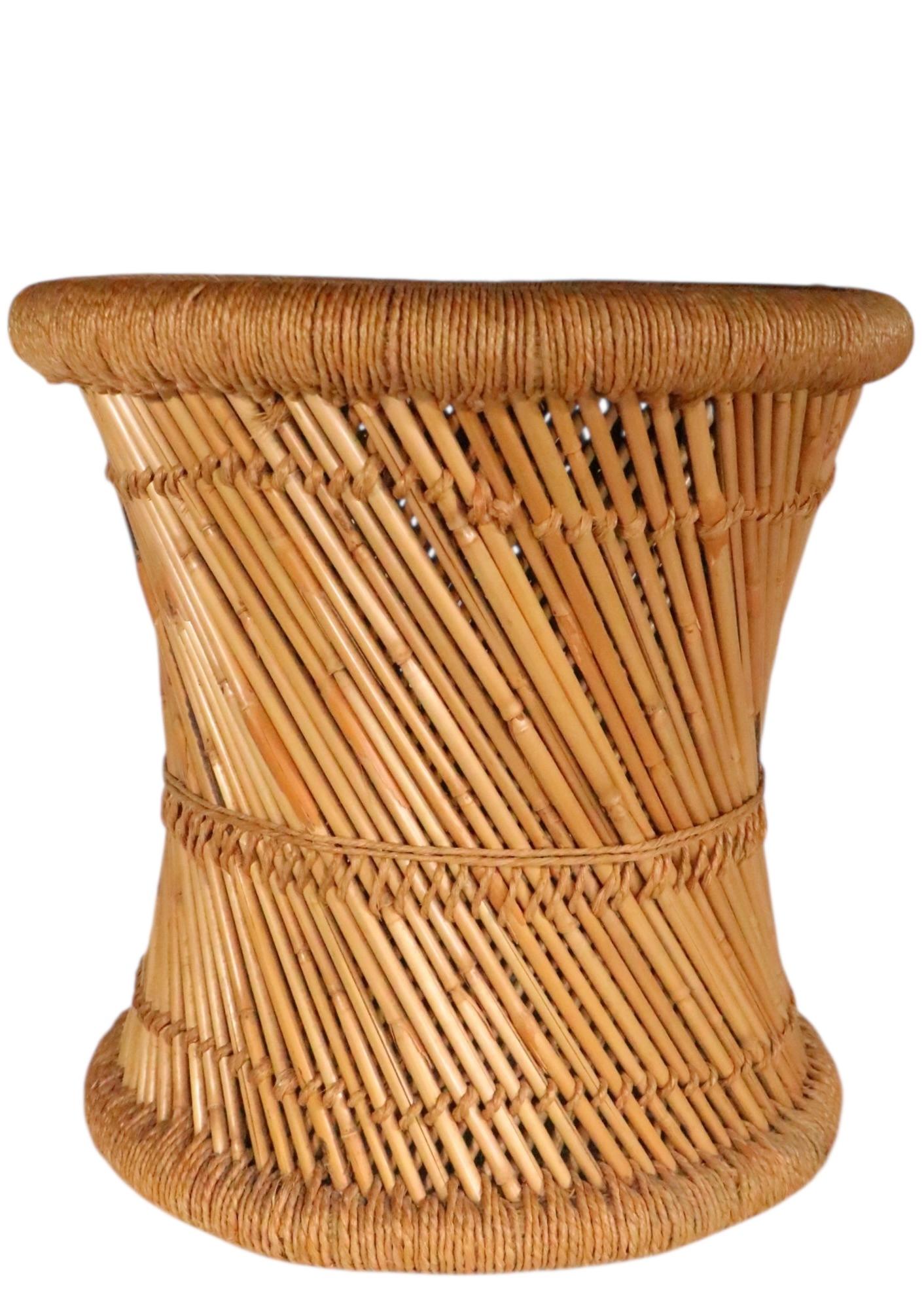 Questo classico pezzo vintage, perfetto come tavolino, portabibite o sgabello, è stato realizzato in India intorno agli anni '70. Questo esemplare è in ottime condizioni originali, pulite e pronte all'uso e presenta solo una leggera usura estetica,