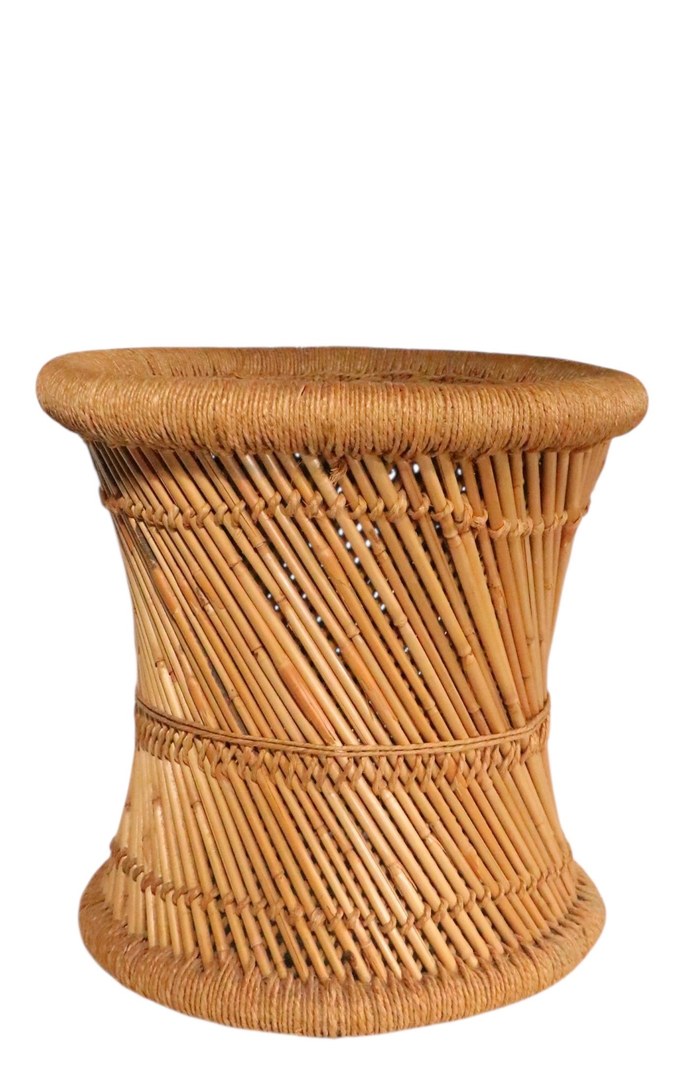 Indiano Sgabello da tavolo con portabibite in bambù, canna e iuta, anni '70 circa in vendita