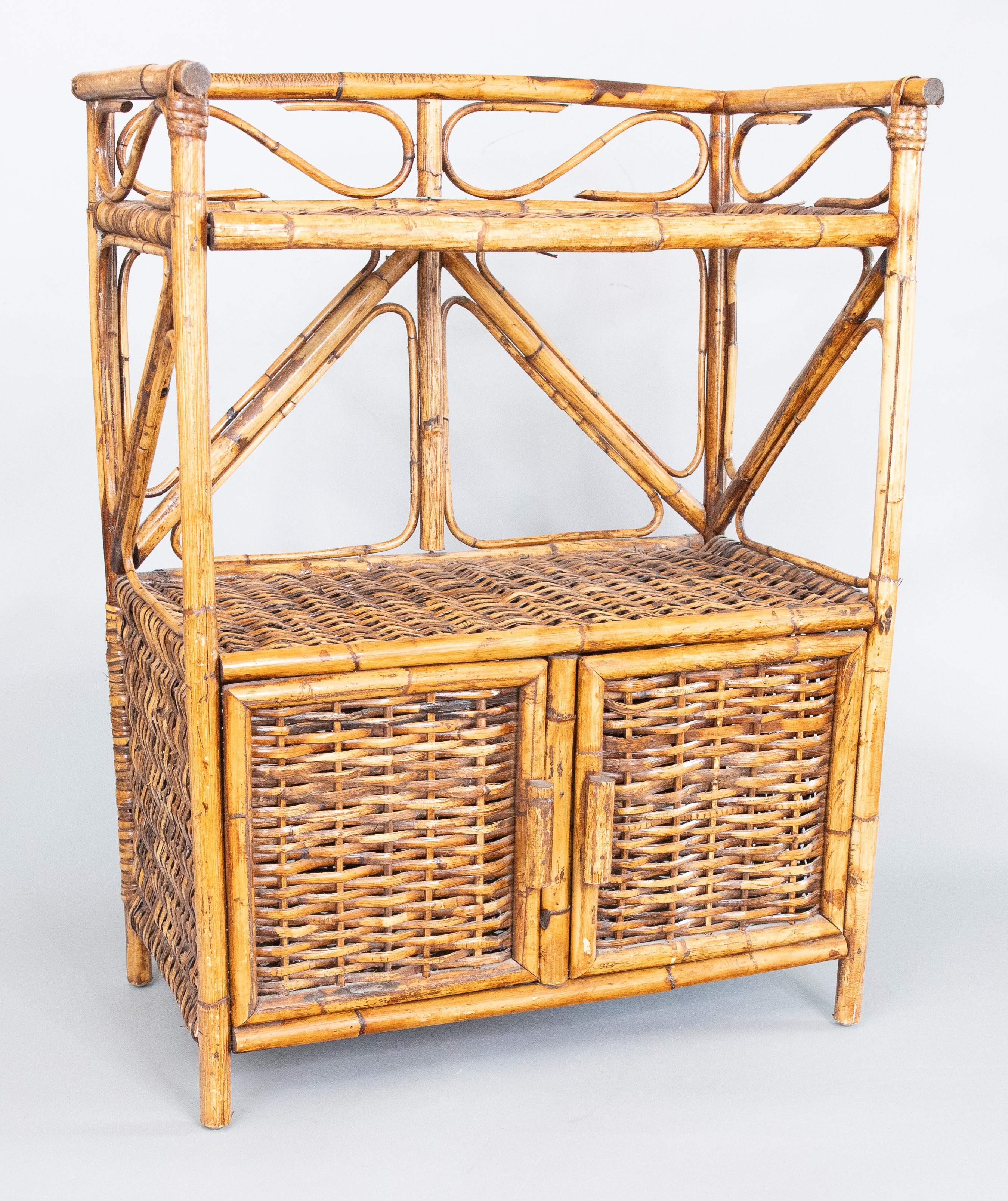 Eine stilvolle Mid-Century Bambus und Rattan Bücherregal / étagère / Bücherregale. Diese fabelhafte Etagere ist sowohl dekorativ als auch funktionell mit Regalen für Bücher oder Sammlerstücke und Schränken zur Aufbewahrung. Er ist gut verarbeitet