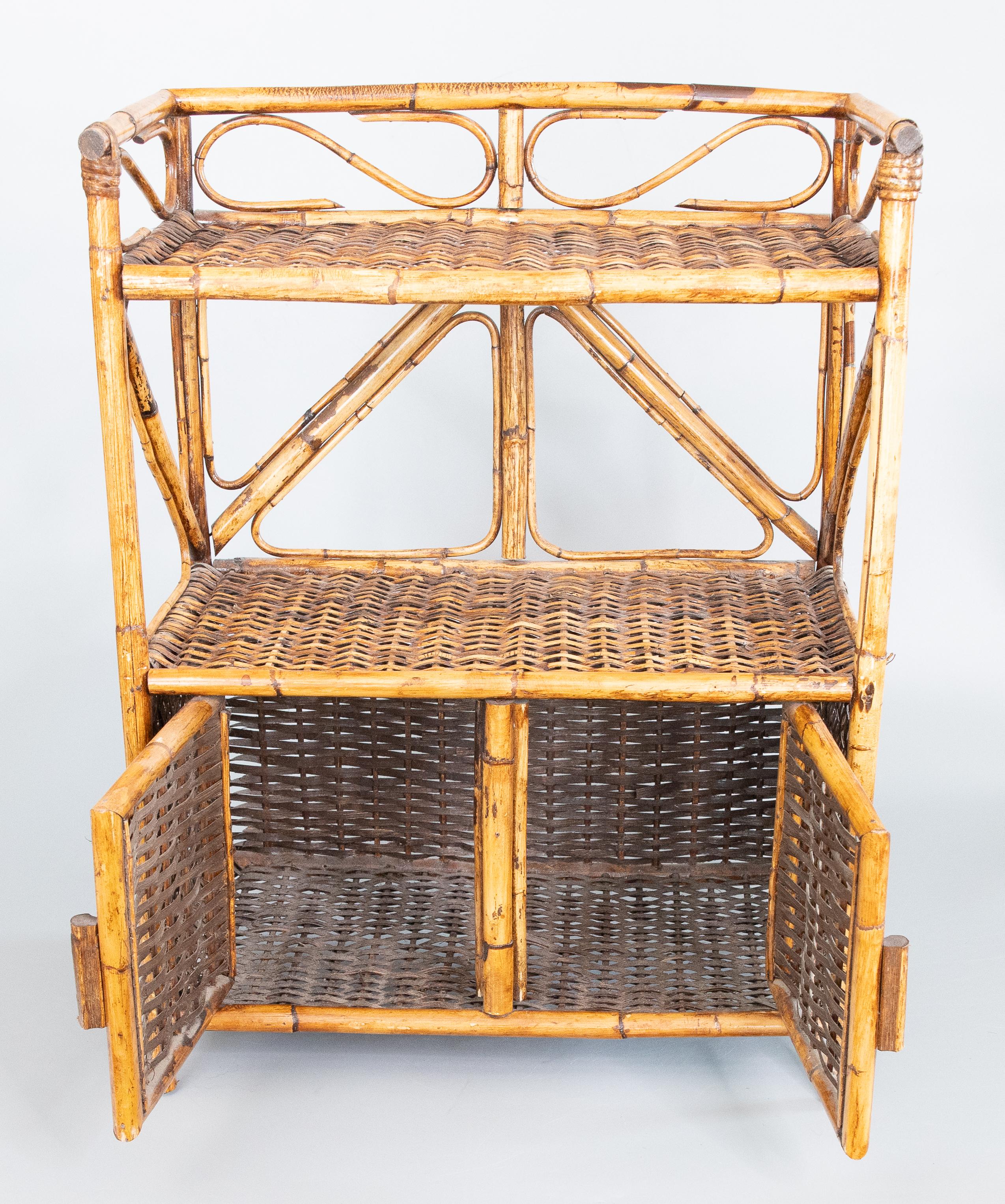 Vintage Bücherregal Etagere aus Bambus und Rattan mit Schränken im Angebot 1