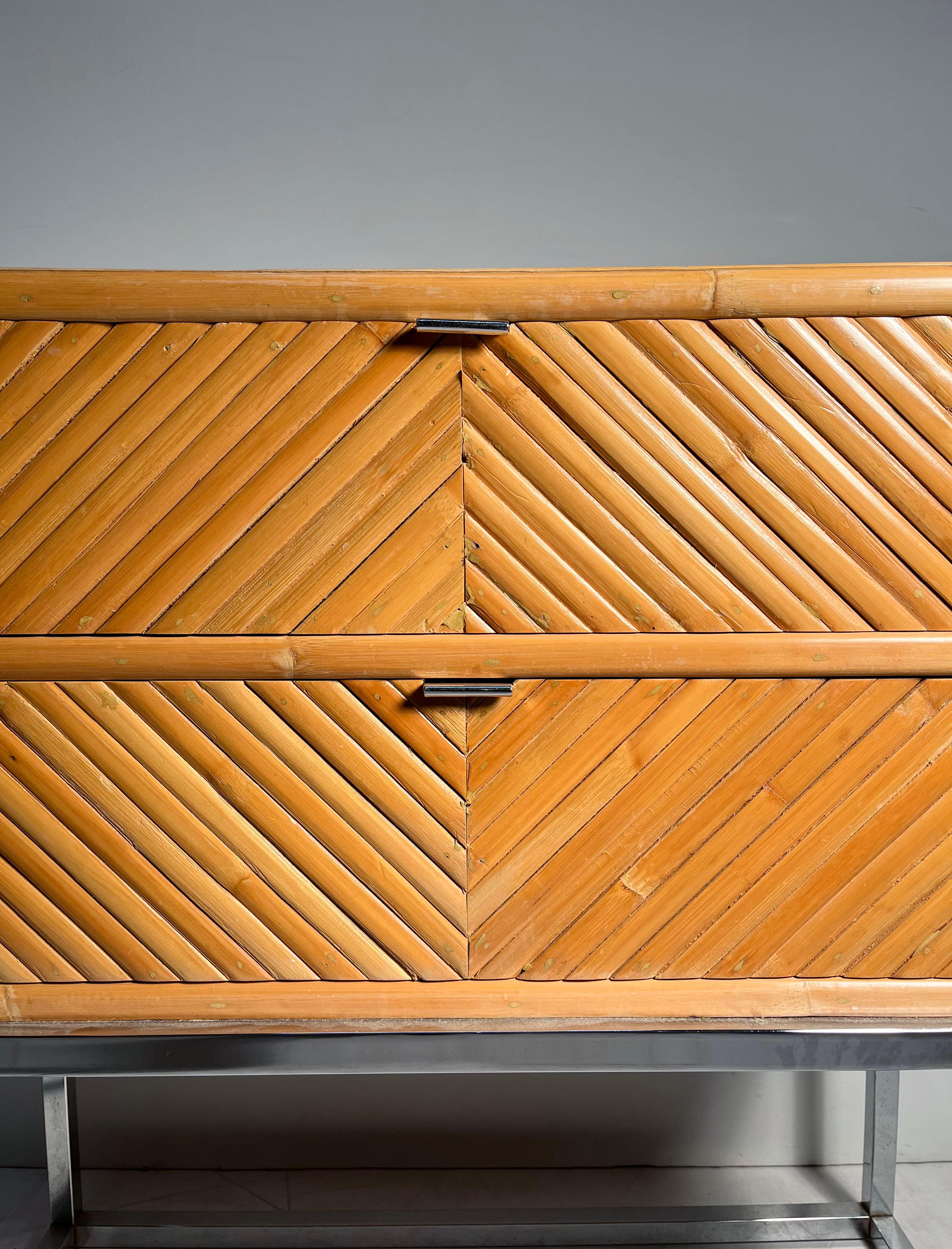Vintage Bambú Ratán Cómoda Cajoneras Mesas auxiliares / Mesillas de noche Milo Baughman en Bueno estado para la venta en Chicago, IL