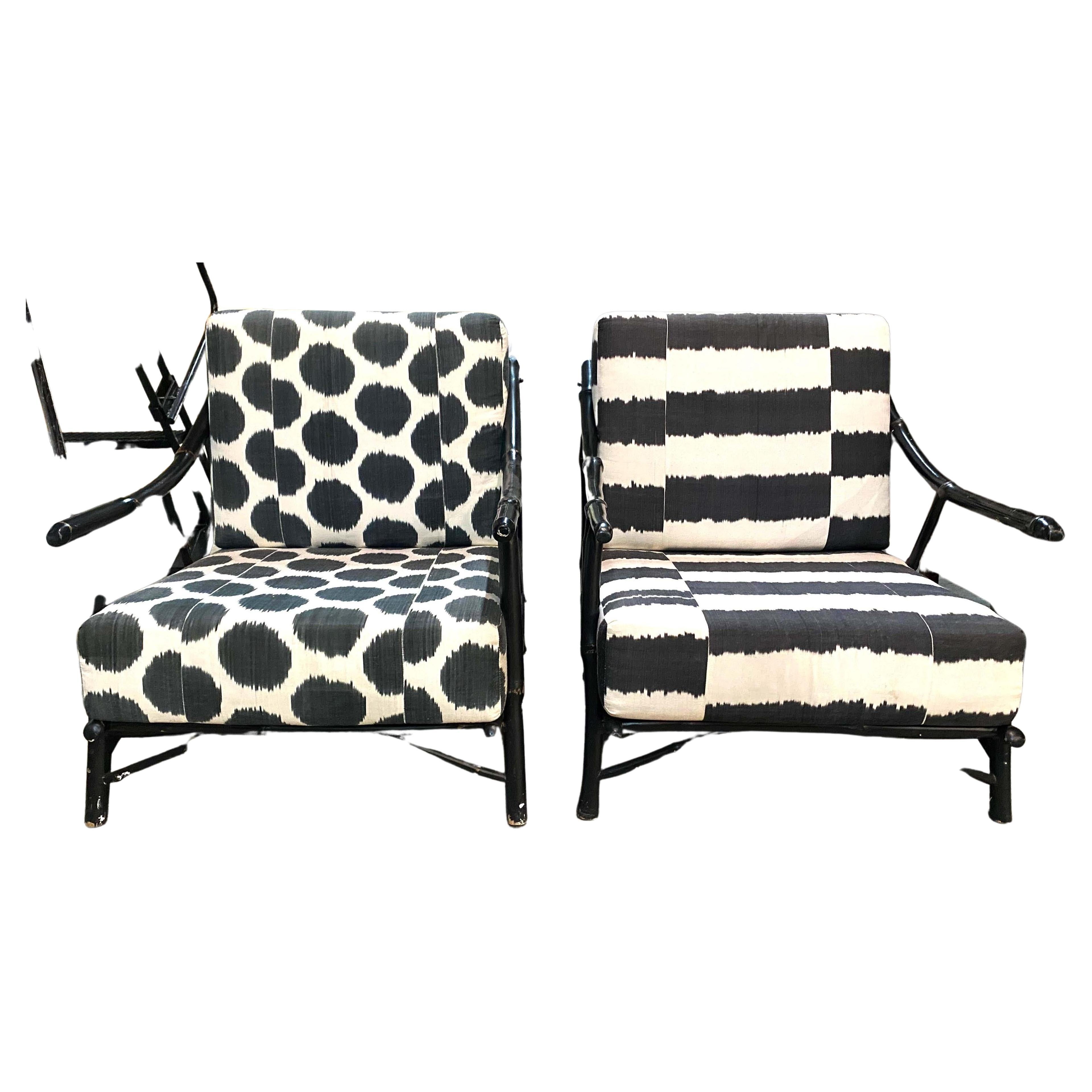 Cette chaise longue en bambou noir et rotin de style Chippendale est agrémentée de housses de coussin personnalisées en tissu noir et blanc de style ikat, l'une avec un tissu rayé, l'autre avec un tissu à motifs de pois. Chaise longue fabriquée à la