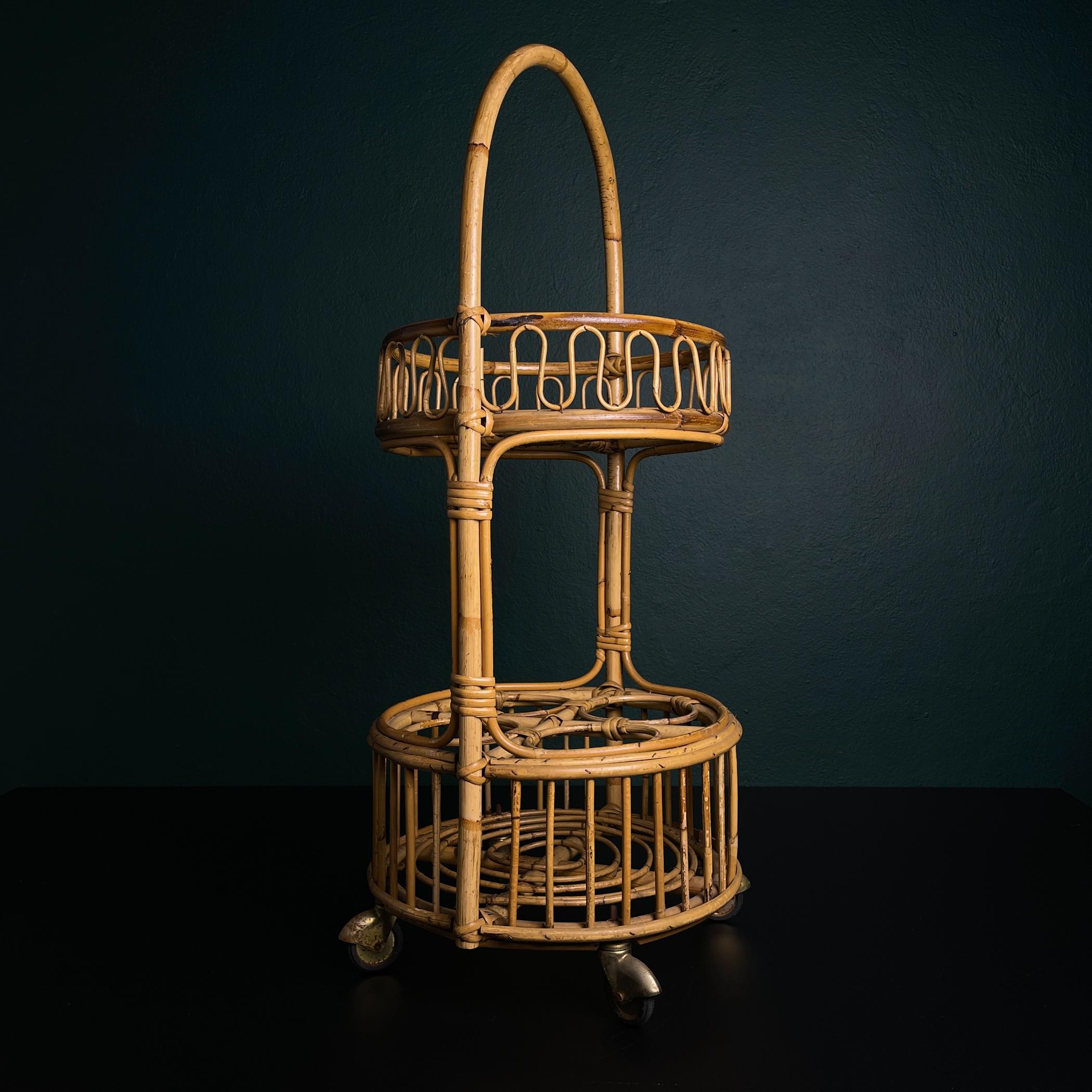 Mid-Century moderno Carrello bar rotondo in bambù e rattan d'epoca, Italia anni '60 in vendita