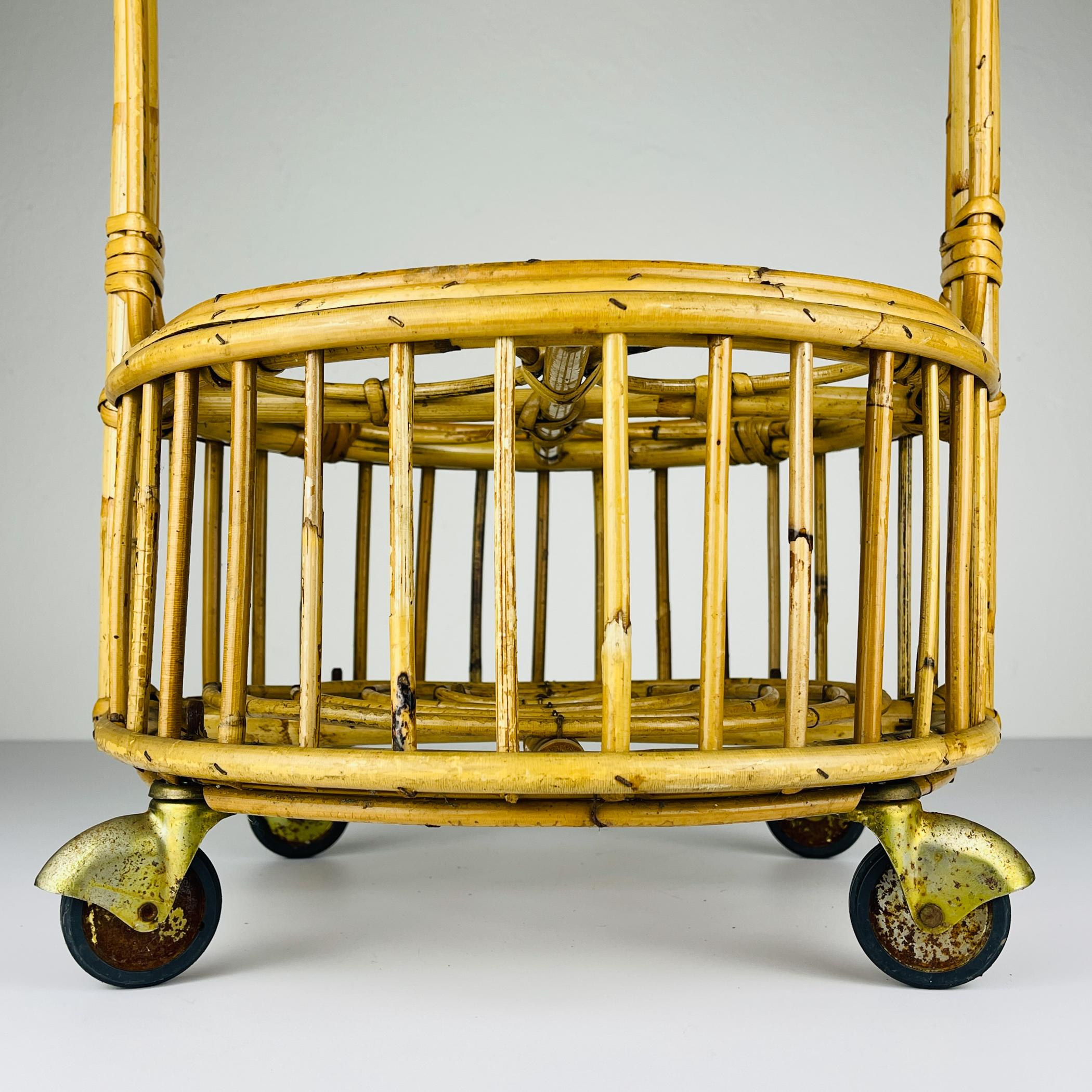 Italiano Carrello bar rotondo in bambù e rattan d'epoca, Italia anni '60 in vendita
