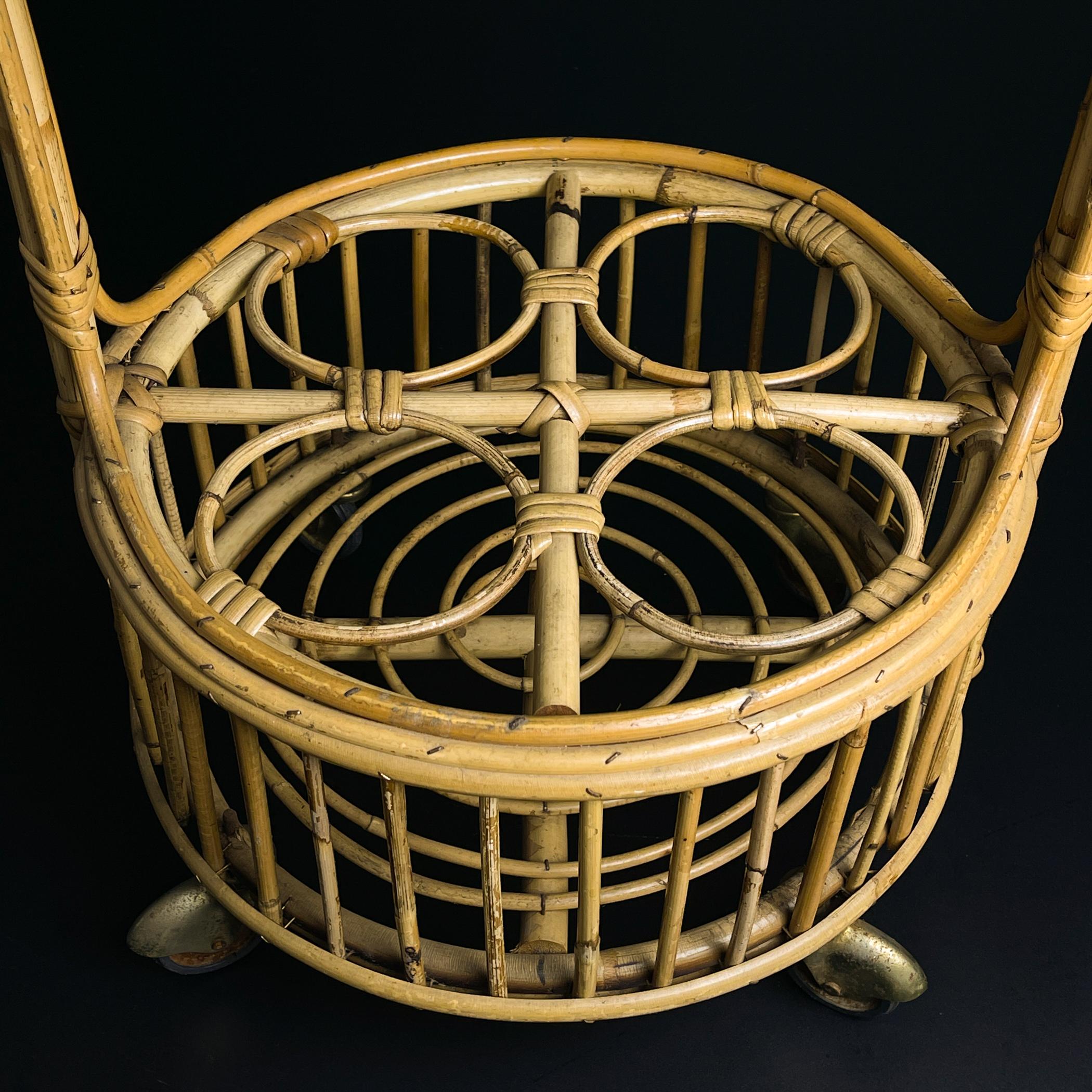 Carrello bar rotondo in bambù e rattan d'epoca, Italia anni '60 In condizioni buone in vendita a Miklavž Pri Taboru, SI