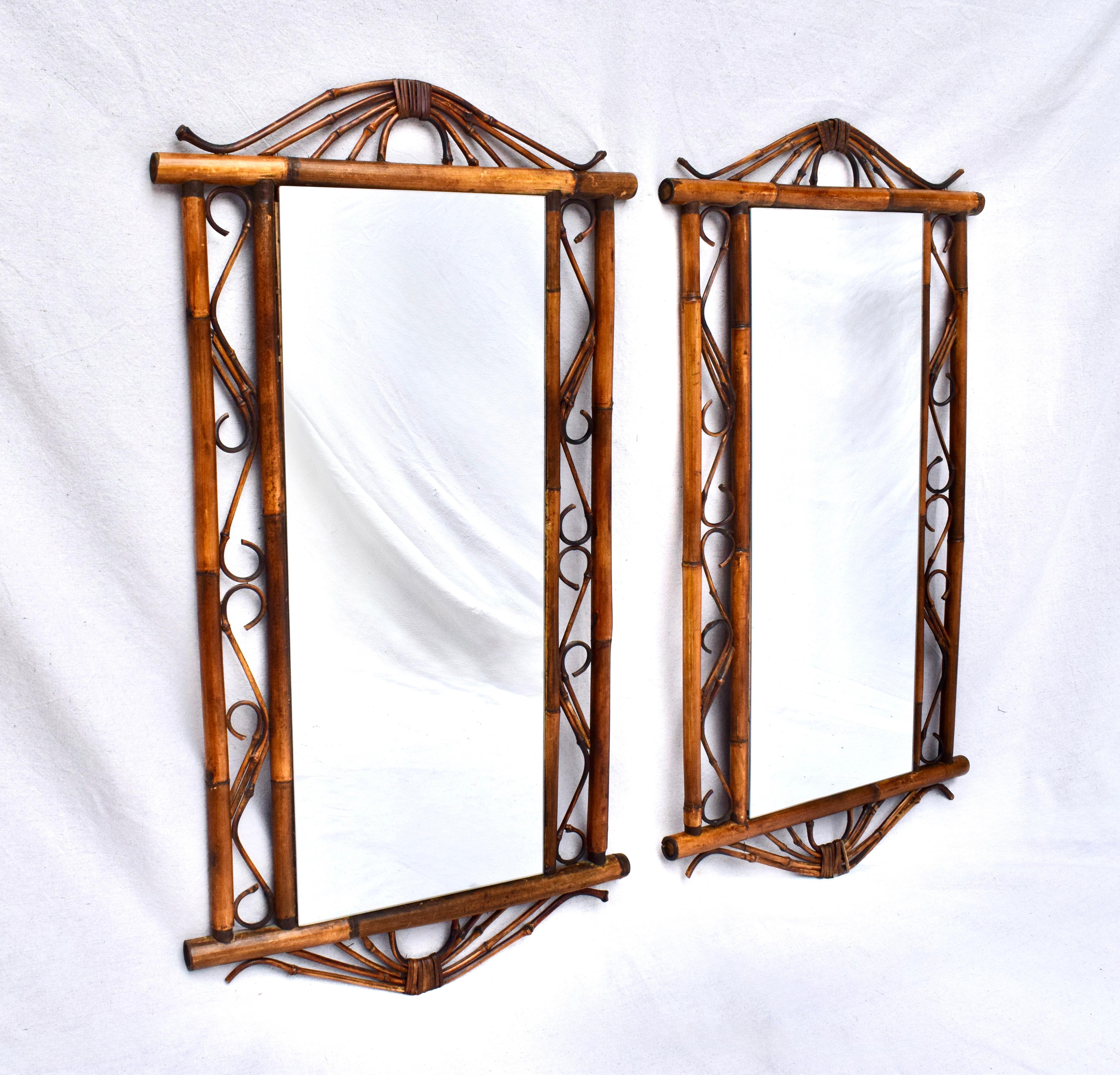 Un par de espejos decorativos de pared de ratán de bambú estilo Riviera Francesa de la década de 1990, de proporciones generosas y medianas; listos para colgar.