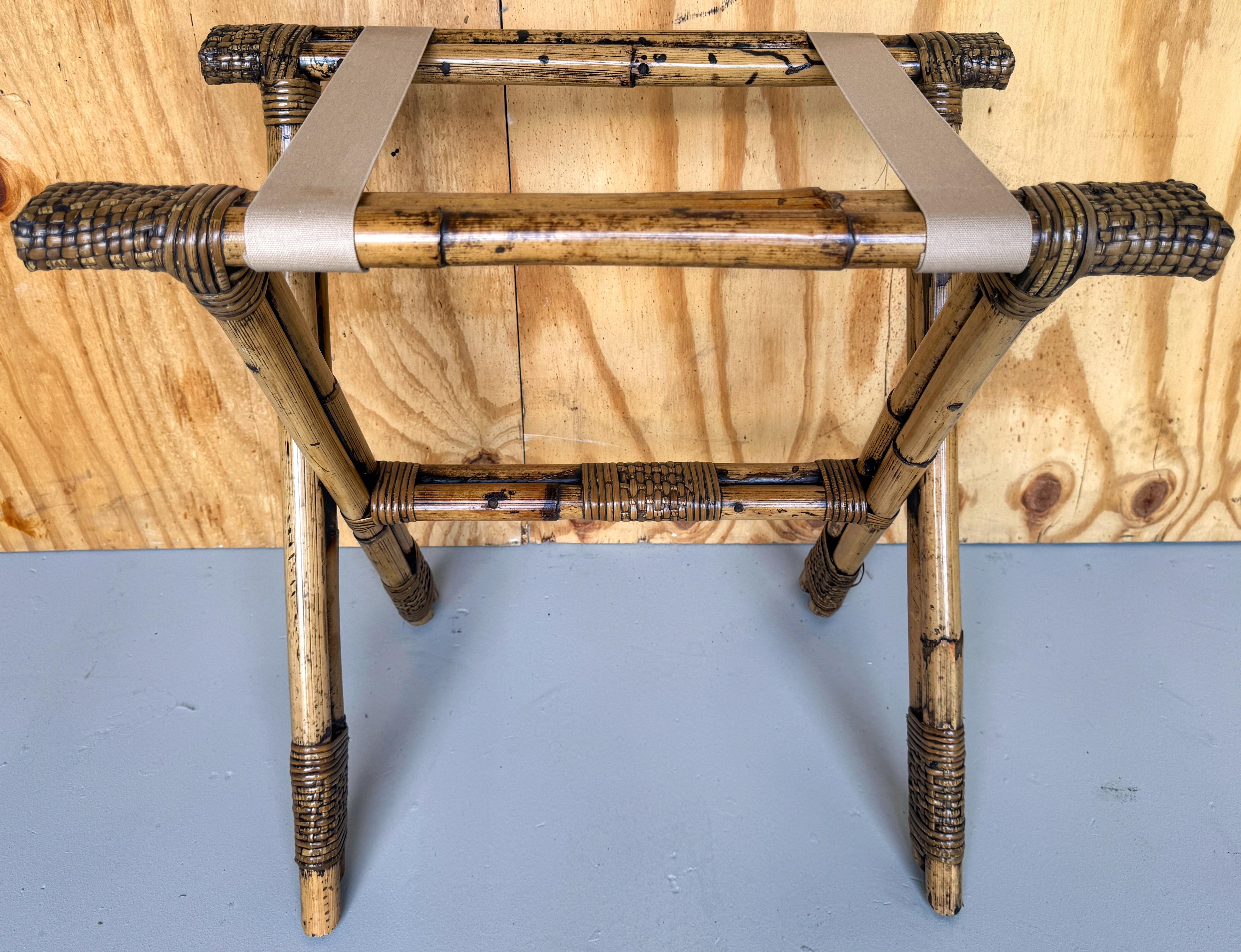 Vintage Bamboo Reed and Willow Gepäckträger/Tablett Tischständer 
Asien, ca. 1960er Jahre 

Der atemberaubende Vintage-Tischständer aus Bambus, Schilf und Weide ist ein vielseitiges Stück, das Funktionalität mit natürlicher Eleganz verbindet. Der