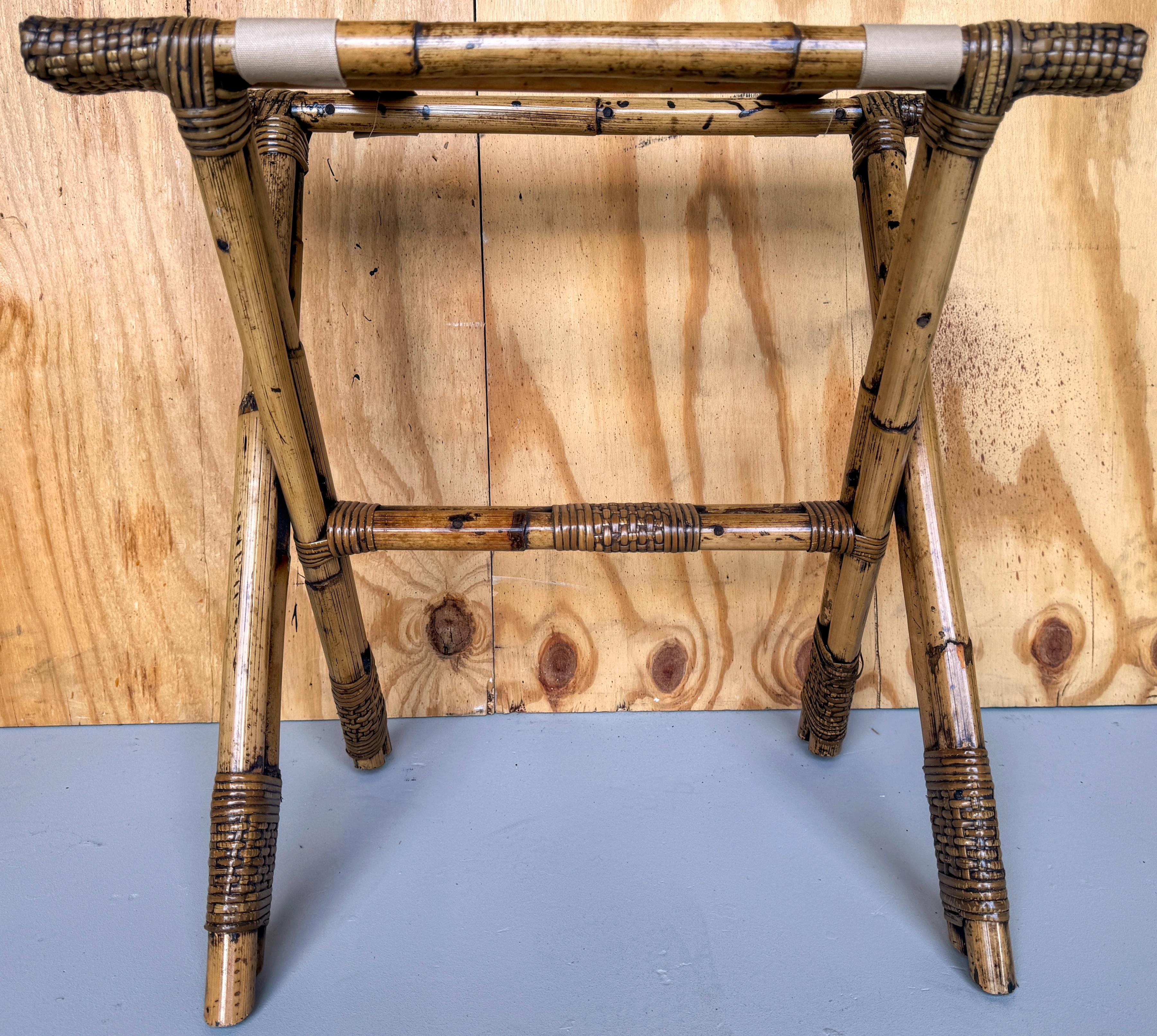 Vintage Bamboo Reed & Willow Gepäckträger / Tablett Tisch Stand  (Moderne der Mitte des Jahrhunderts) im Angebot