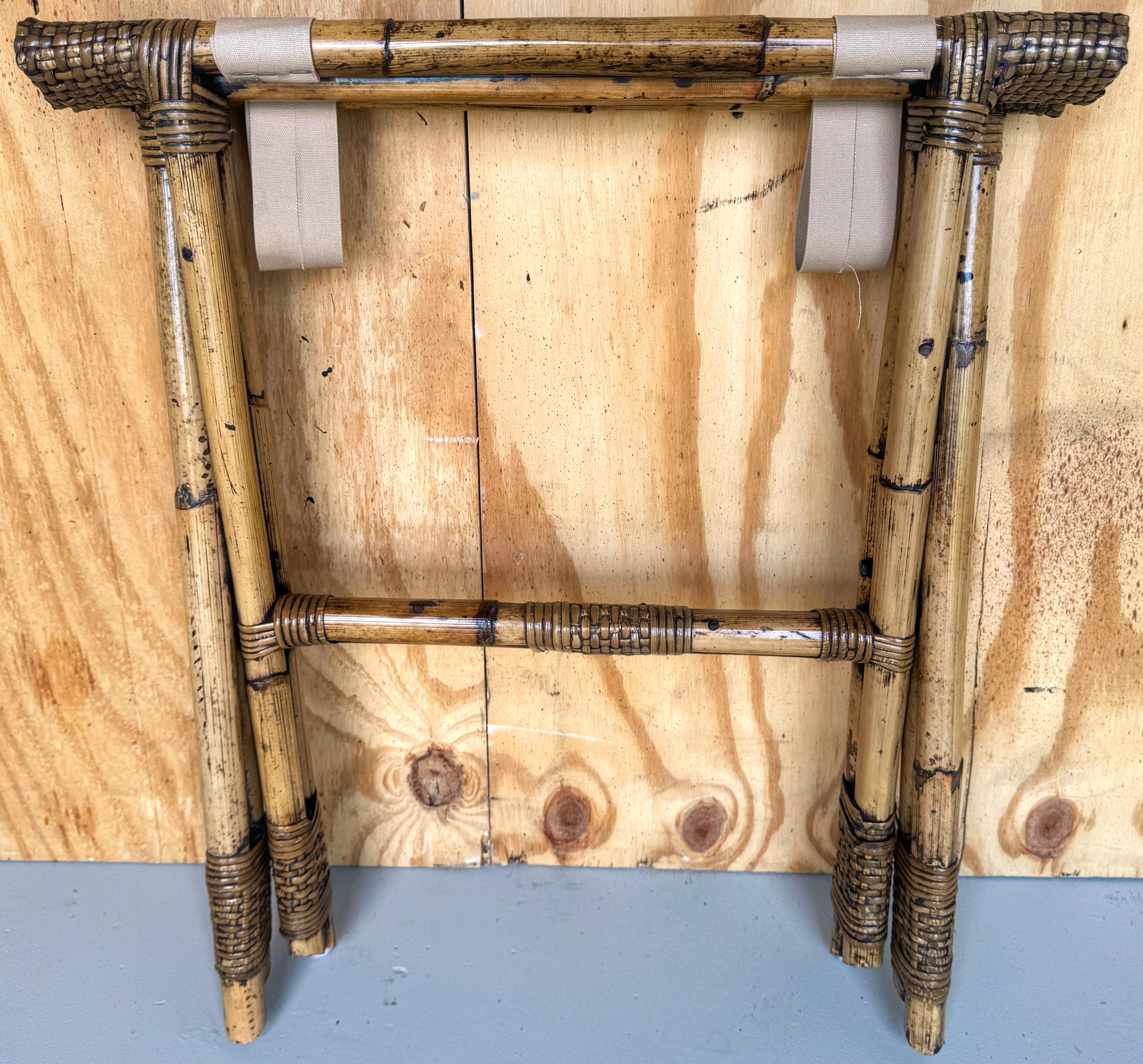 Vintage Bamboo Reed & Willow Gepäckträger / Tablett Tisch Stand  (20. Jahrhundert) im Angebot