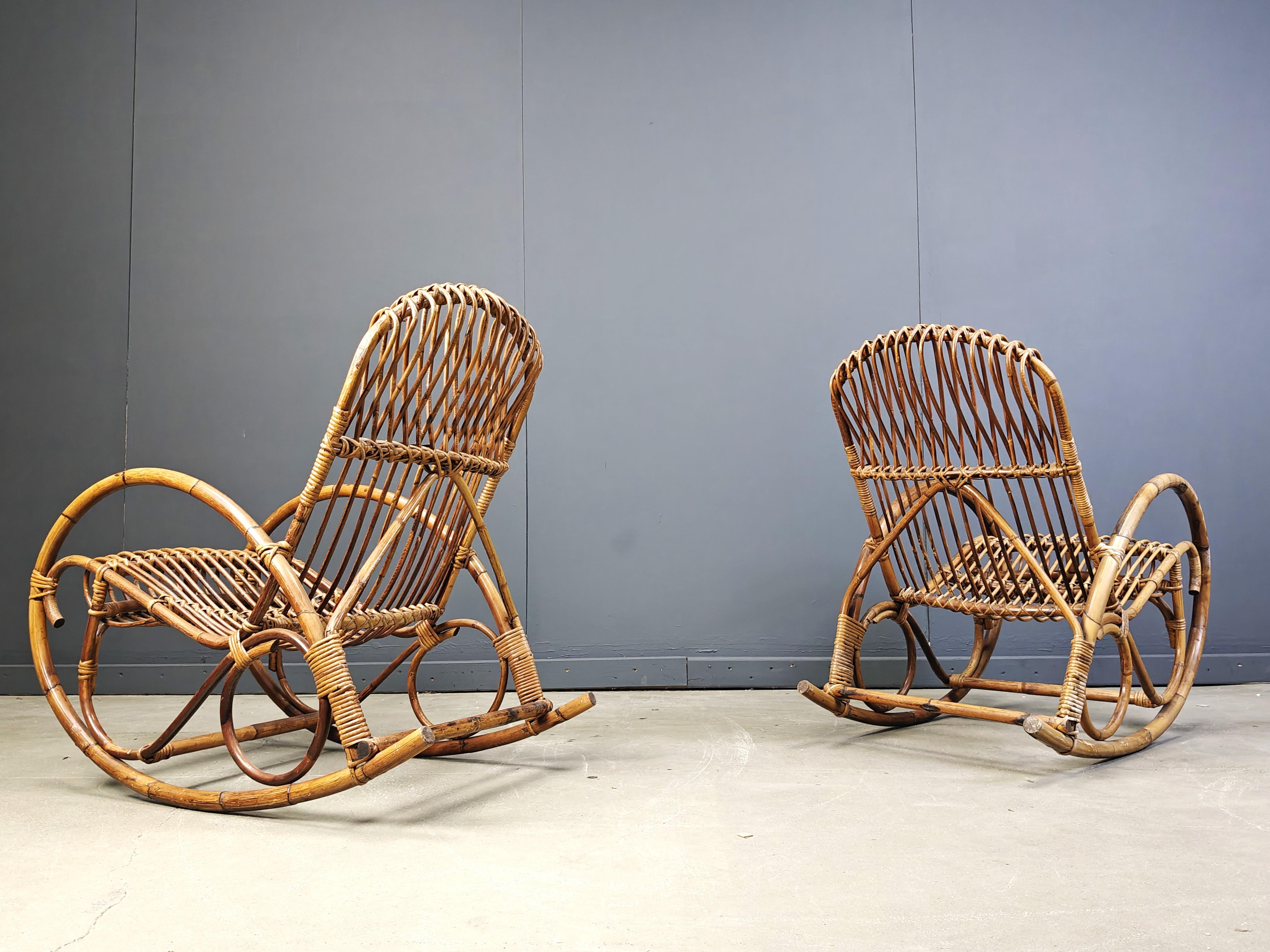 Set di 2 sedie a dondolo in bambù del Medioevo 

Ottimi mobili da patio o sedie da giardino

Buone condizioni.

Anni '60 - Italia

Altezza:  95cm
Larghezza: 60 cm
Profondità: 90 cm
Altezza della seduta: 50 cm

Rif.: 652144

* Il prezzo si riferisce
