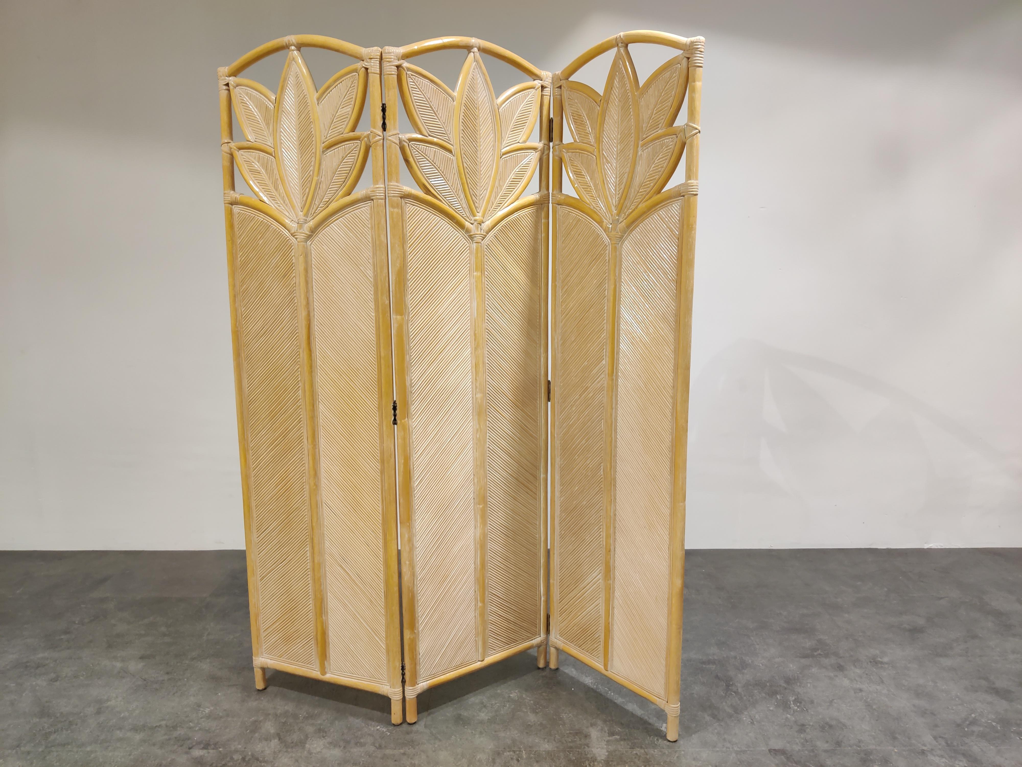 Beautiful vintage 'boho' bamboo room divider/folding screen.

Great decorative item.

Good condition

1970s - France

Measures: Height 180cm/70.86