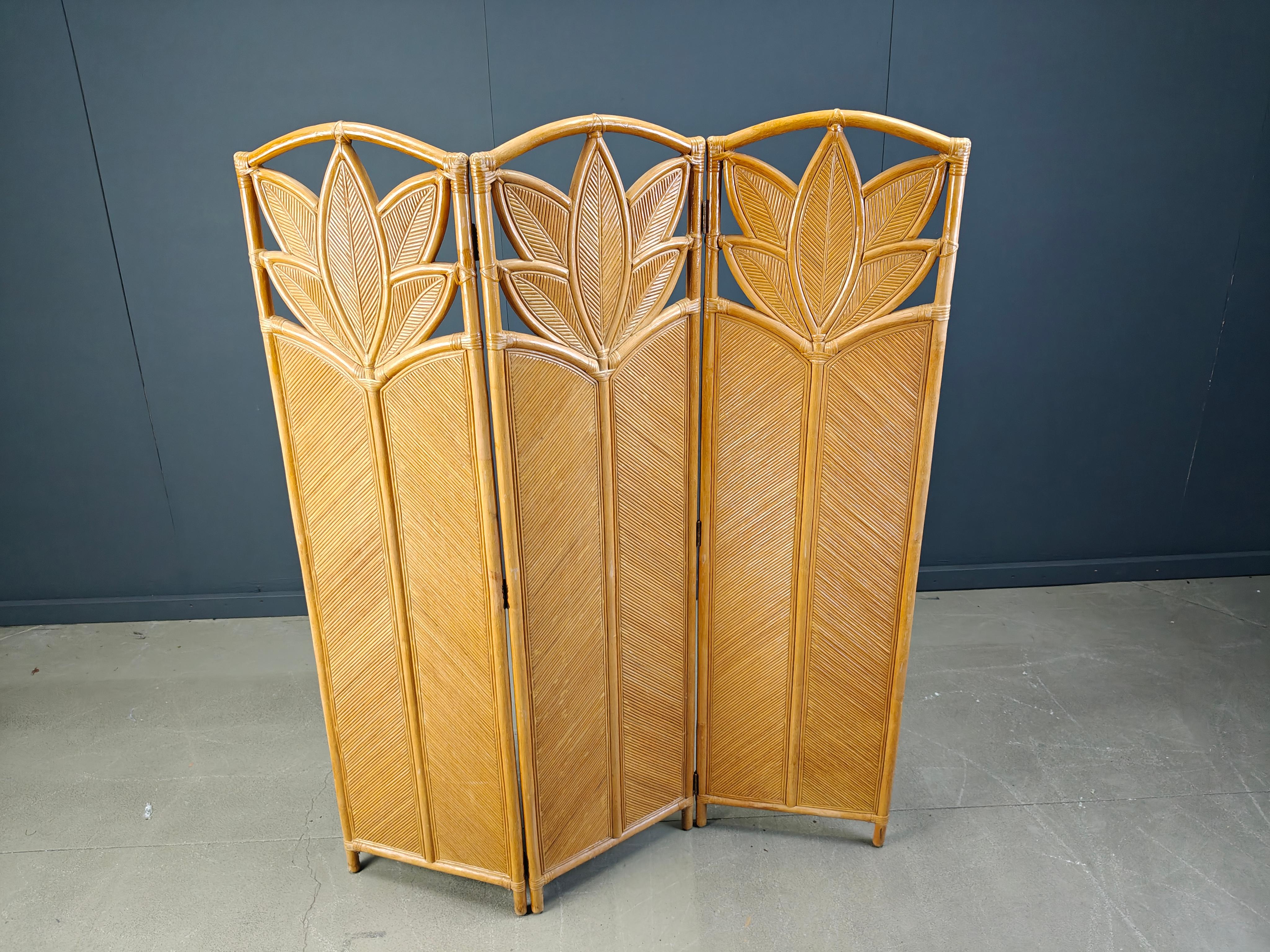 Magnifique paravent vintage en bambou 'boho'.

Excellent objet de décoration.

Bon état

Années 1970 - France

Hauteur : 180 cm
Largeur 130cm

Dimensions Foldes : 180x50x10cm

Réf. : 25081307
