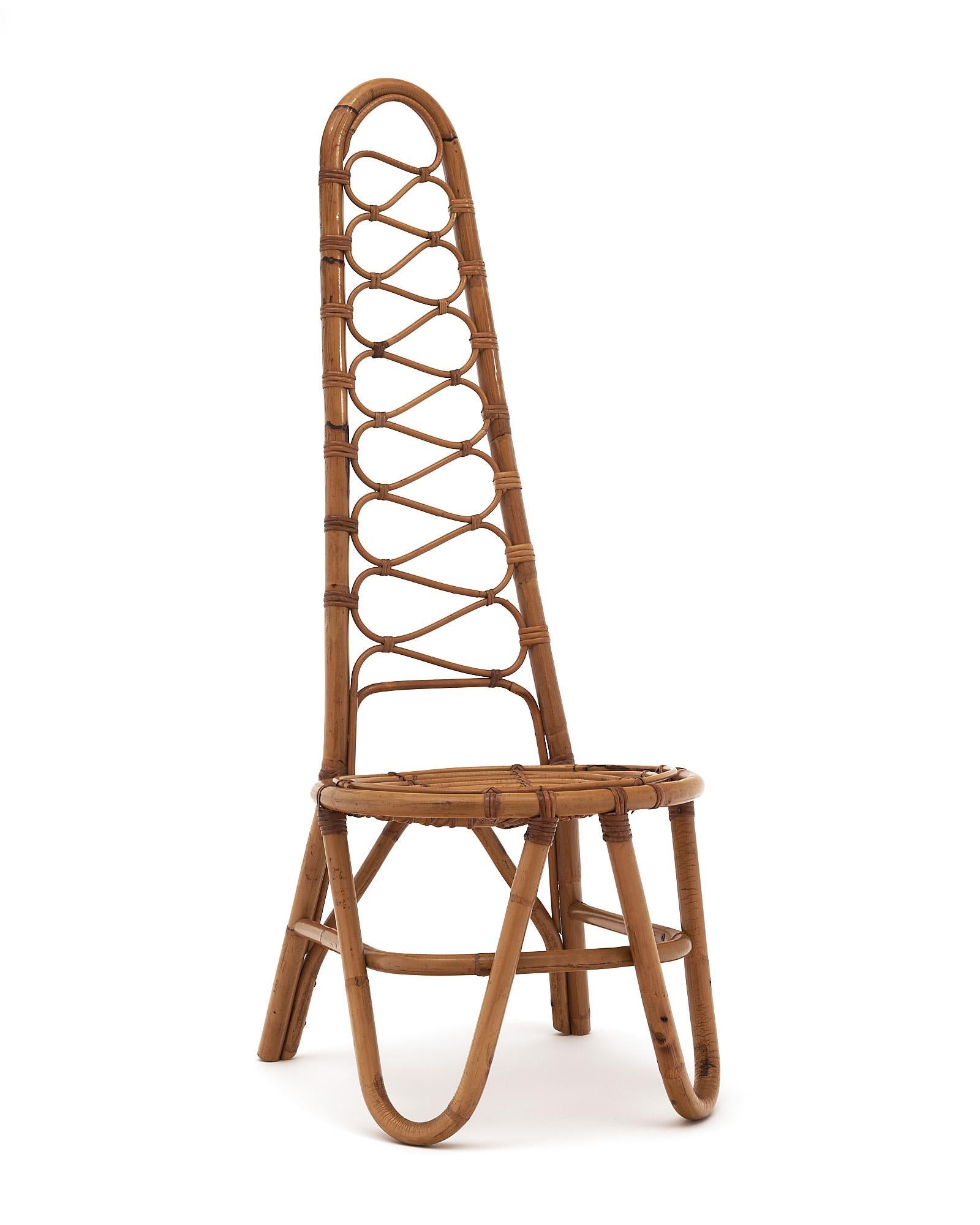 Chaise d'appoint vintage de France en bambou. Nous adorons le design unique et les proportions de cette pièce remarquable.