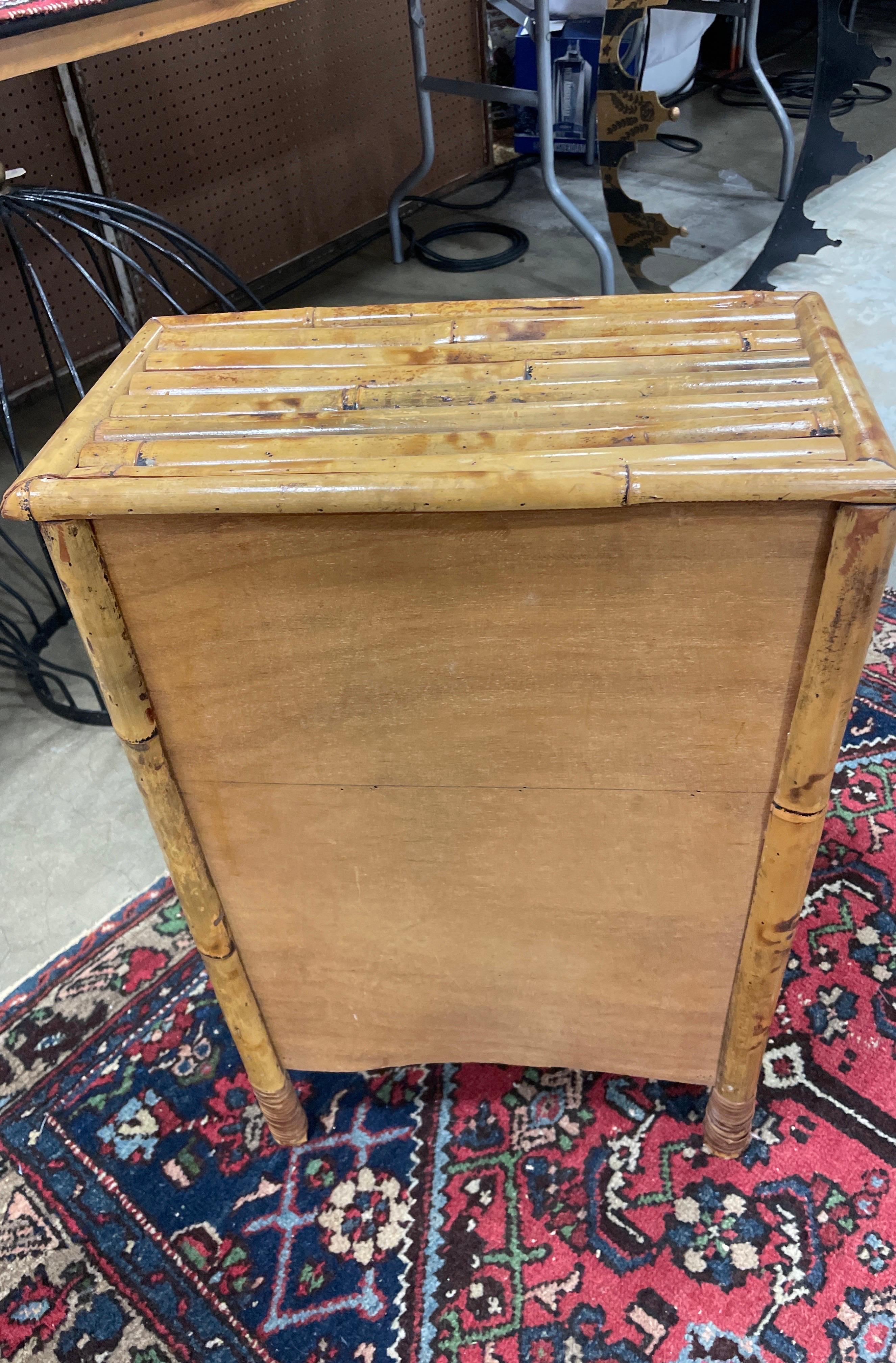 Philippin Table d'appoint vintage en bambou avec deux étagères et un tiroir en vente