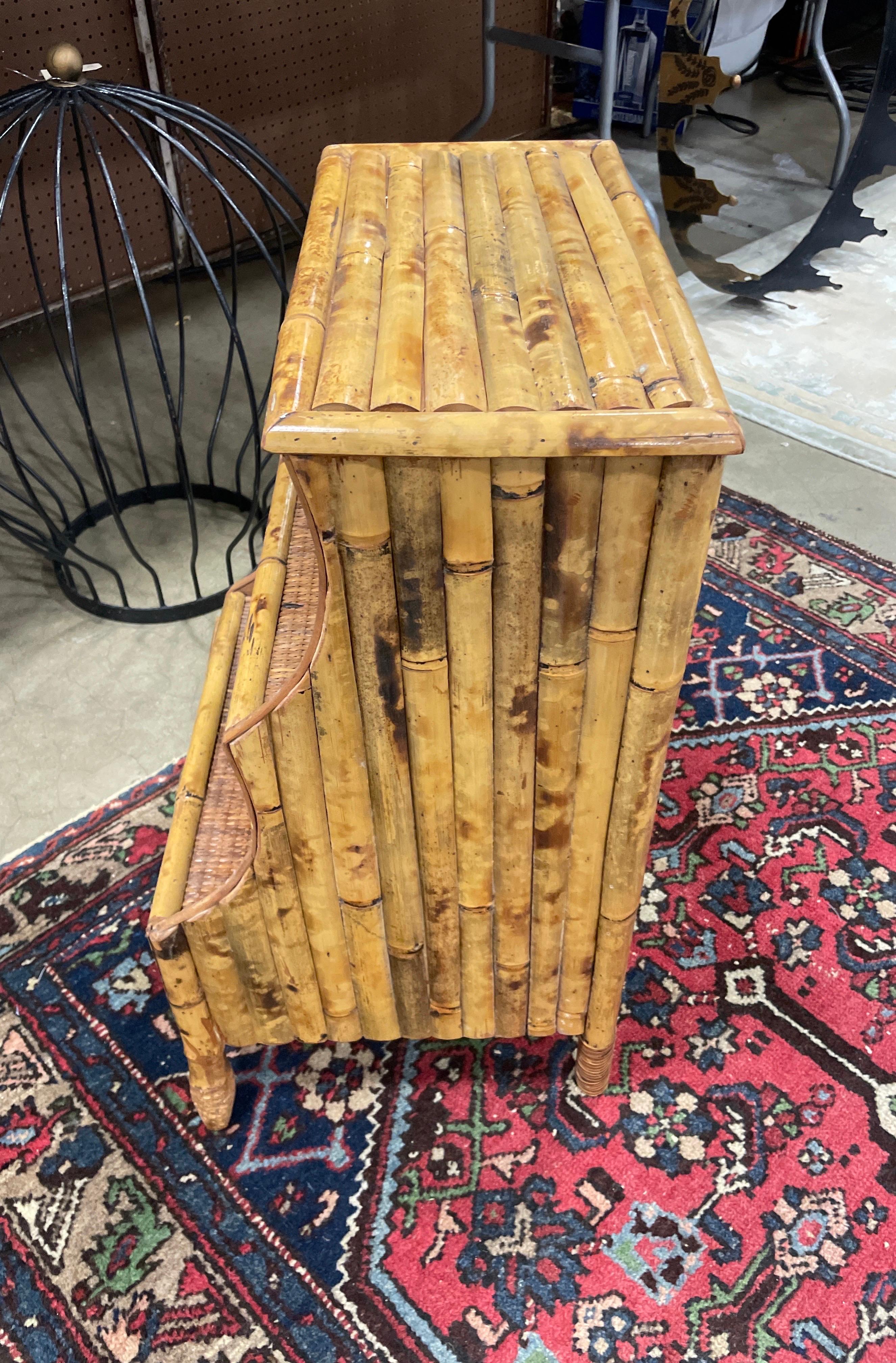 Table d'appoint vintage en bambou avec deux étagères et un tiroir Bon état - En vente à West Palm Beach, FL