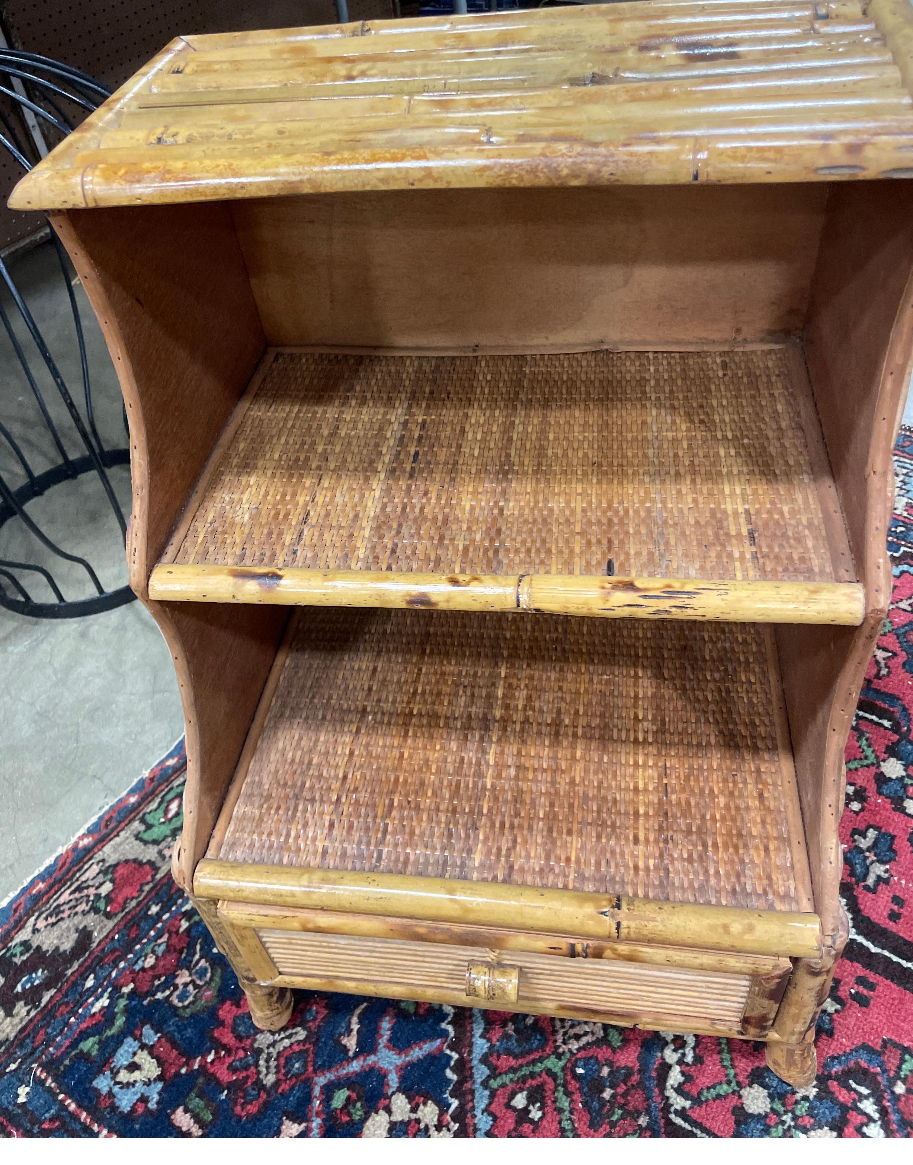 20ième siècle Table d'appoint vintage en bambou avec deux étagères et un tiroir en vente