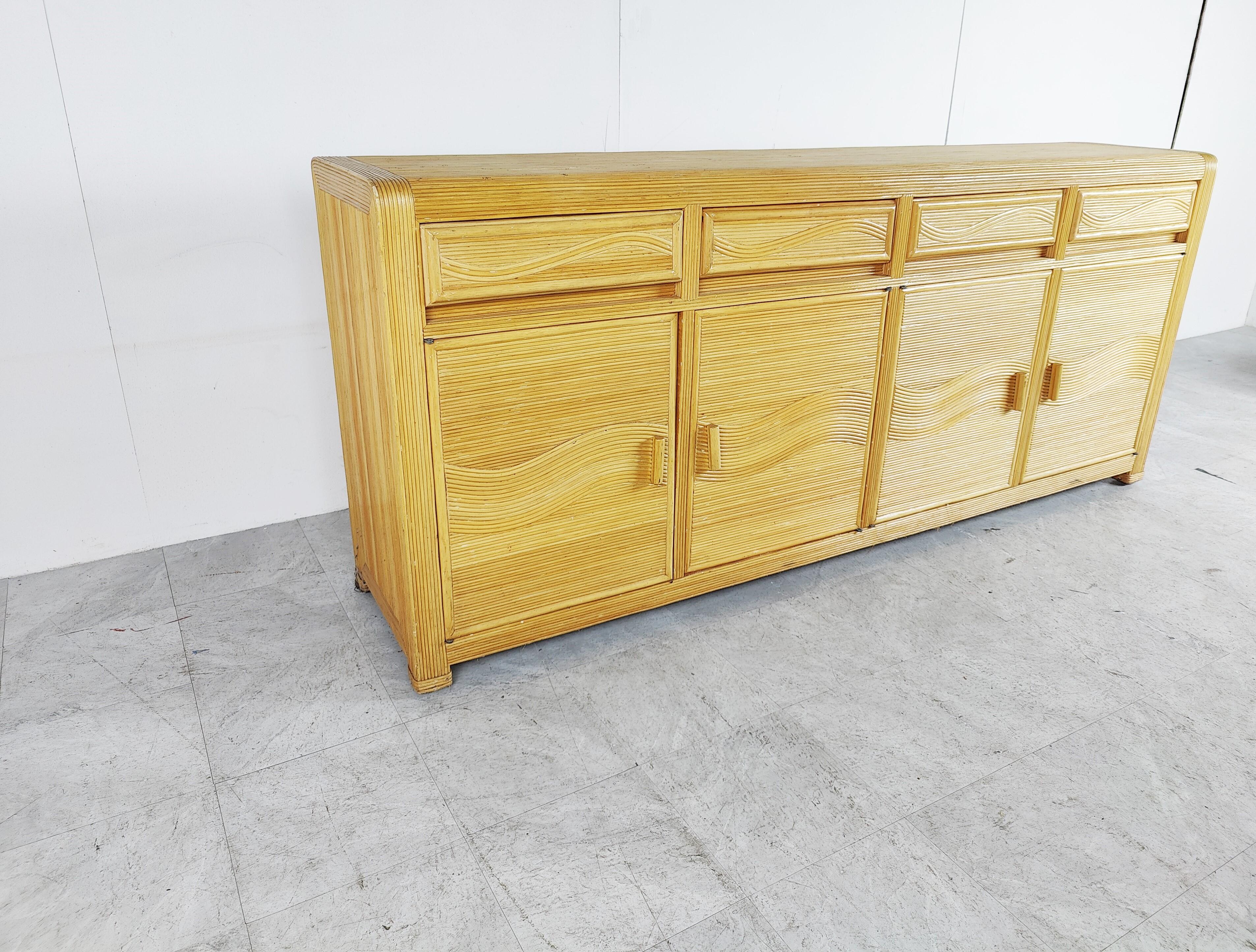 Elegant bamboo and rattan sideboard with four doors and drawers.

Beautiful sideboard with a wave pattern in the doors and drawers.

Very much in the style of Vivai Del sud

Good condition, normal wear.

1970s -