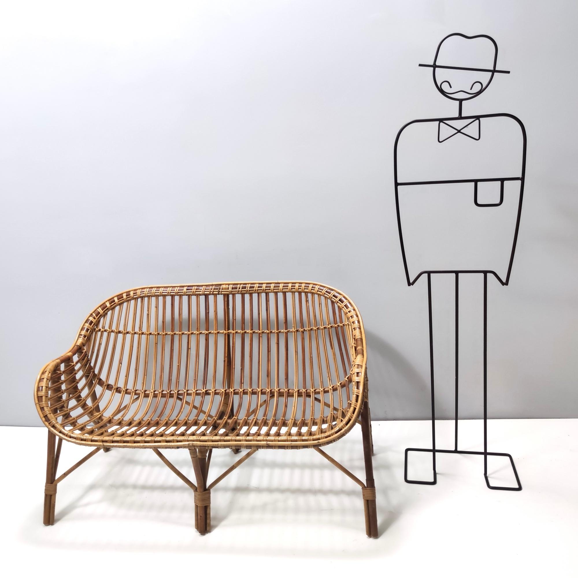 Fabricado en Italia, años 60. 
Está fabricado en bambú. 
Este sofá es un artículo vintage, por lo que puede mostrar ligeras huellas de uso, pero puede considerarse en excelente estado original y listo para convertirse en una pieza más en un hogar.