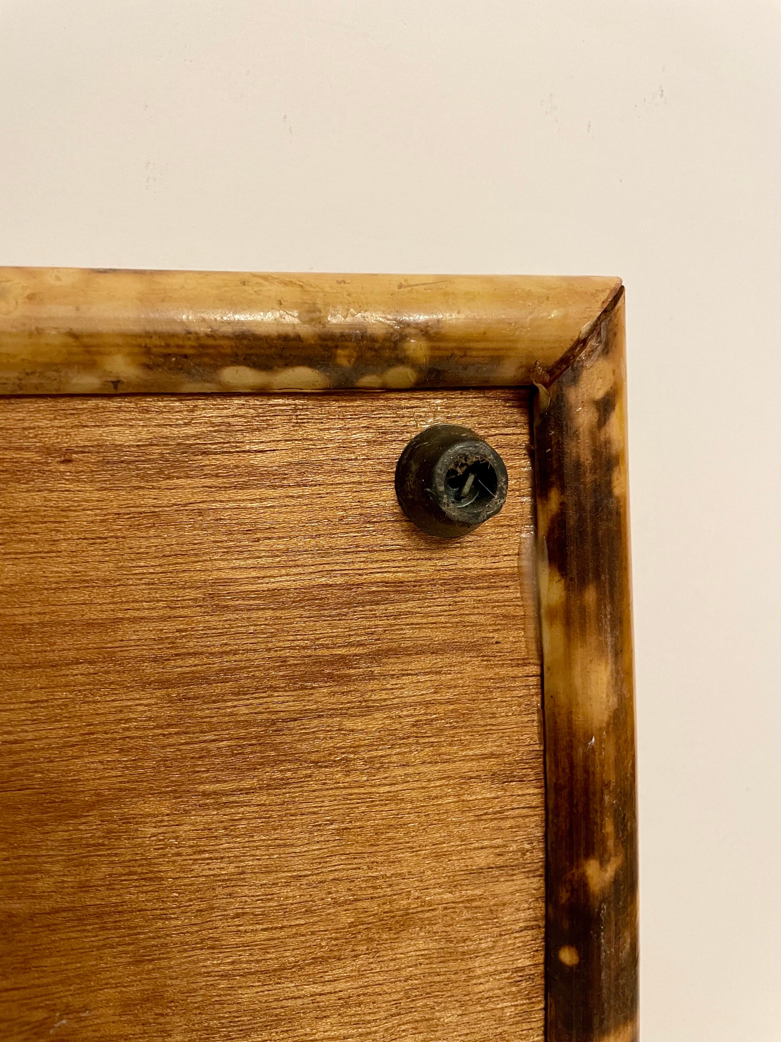 Vintage Bamboo Serviertablett CIRCA 1970er Jahre. Eingesetzter Sockel aus gespaltenem Schilf, umgeben von zwei Schichten Bambus. Vier Gummifüße an der Unterseite zum Schutz von Oberflächen. Guter Zustand und robust, sofort einsatzbereit. 