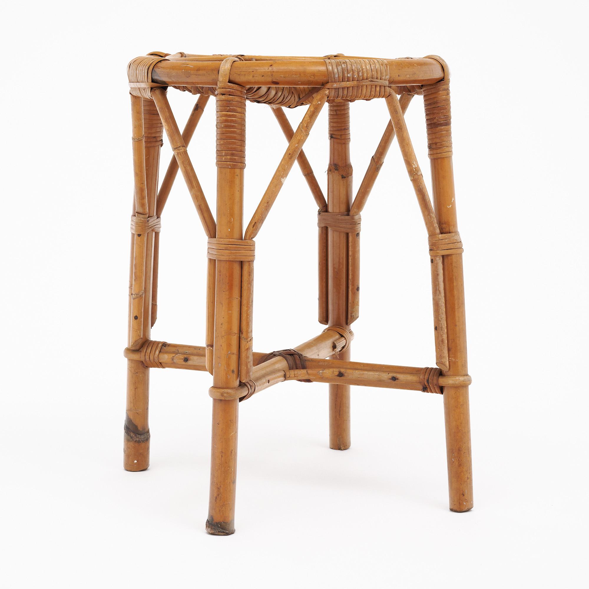 Taburete de bambú de Vallauris, Francia. El taburete tiene forma circular con una tapa de bambú en espiral y estructura de bambú. Esta pieza está en excelentes condiciones de época, con un leve desgaste superficial propio de la edad y el uso; las