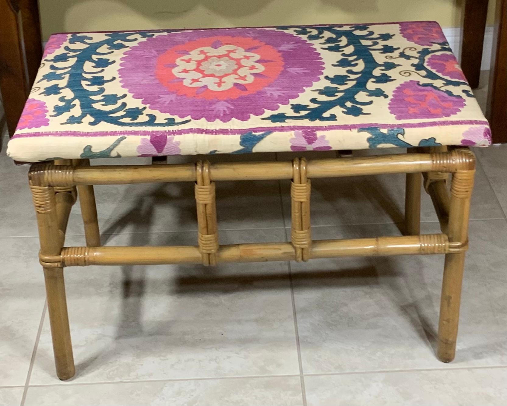 Außergewöhnlicher Bambustisch, kunstvoll gepolstert mit wunderschönem handbesticktem Suzani-Textil aus dem 19.
Einzigartiger dekorativer Tisch.