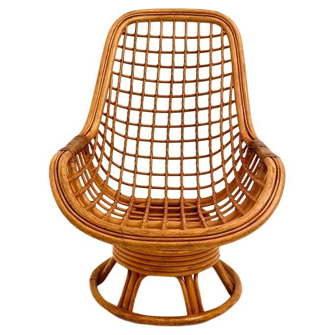 Raro sillón vintage de bambú giratorio en forma de huevo fabricado en Italia en los años setenta. 

Intacto, sin roturas en la estructura de bambú. El mecanismo giratorio funciona perfectamente. En muy buenas condiciones, con sólo algunos signos de