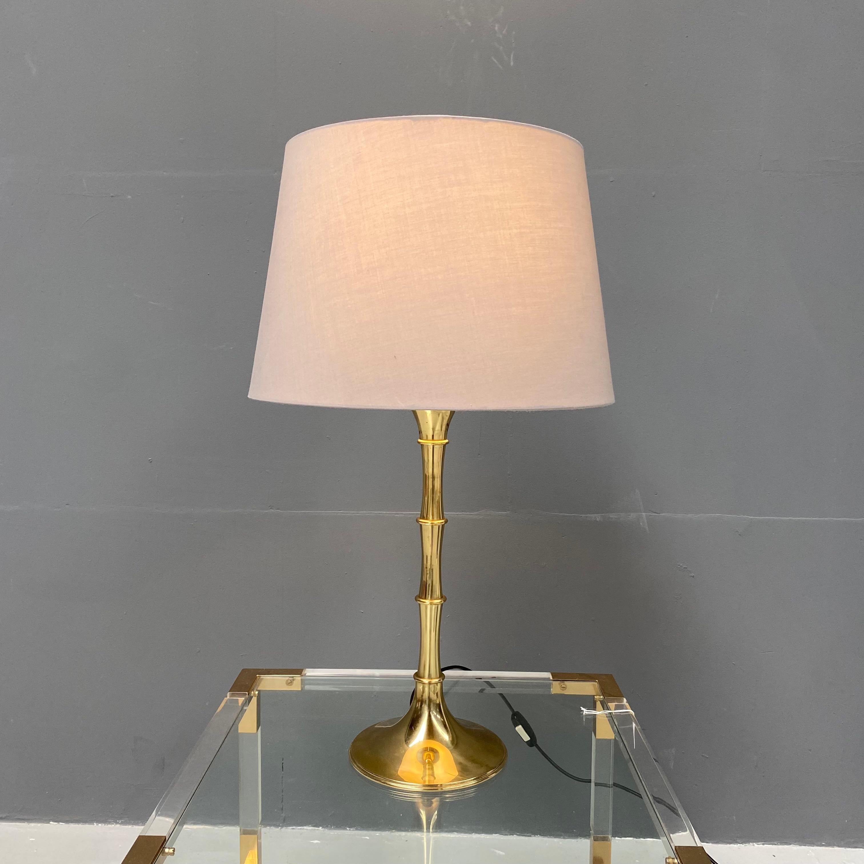 Cette lampe de table en laiton avec base en bambou a été conçue par Ingo Maurer en Allemagne. Fabriqué par M-One dans les années soixante. En bon état.