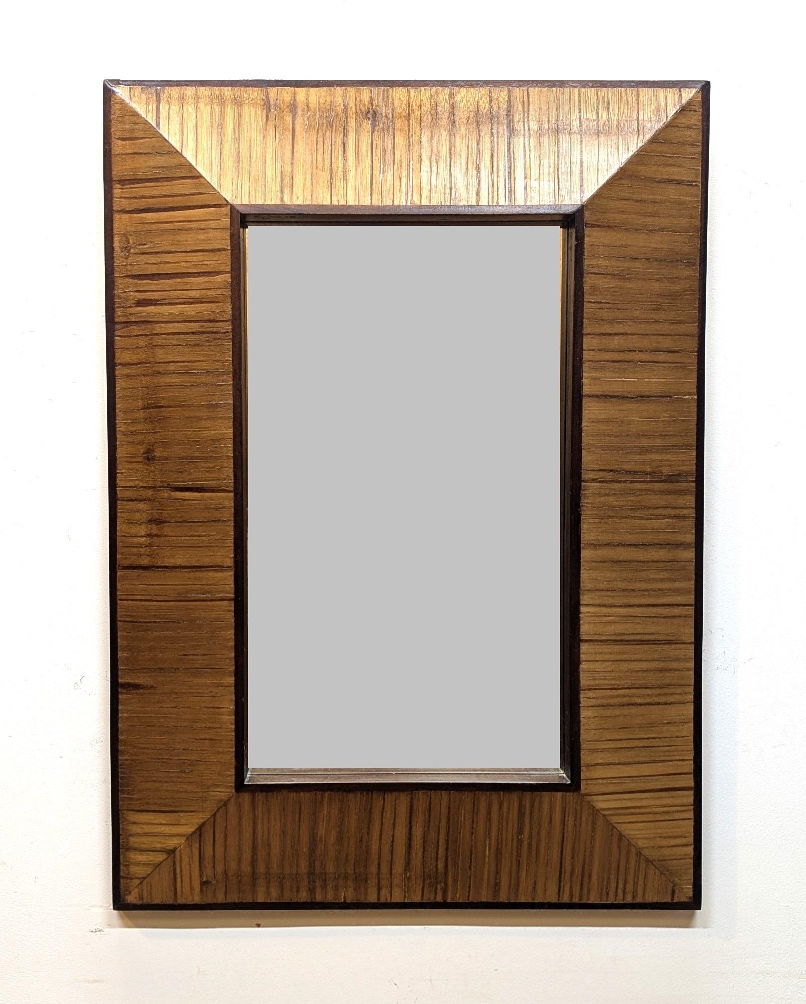 Specchio in bambù e teak dal design organico e moderno.  Specchio Supper Bamboo e Teak in scatola.  Questo specchio ha una cornice sporgente in Bambù opaco che aggiunge dimensione e stile.  La stuoia in Wood è incassata in una solida cornice in