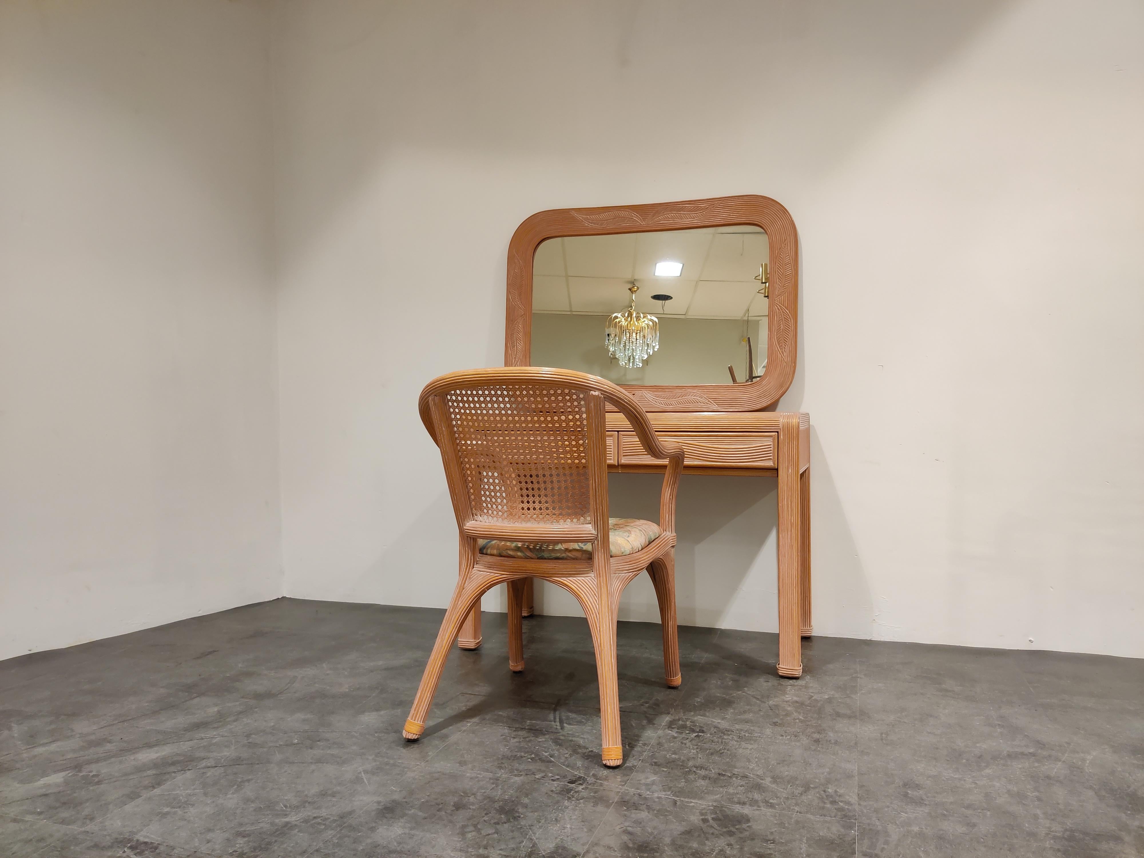 Vintage bamboo vanity table set with a mirror and chair.

In the manner of Vivai del Sud.

Good condition

1970s, Belgium

Dimensions:
Console
Height 78cm/30.70
